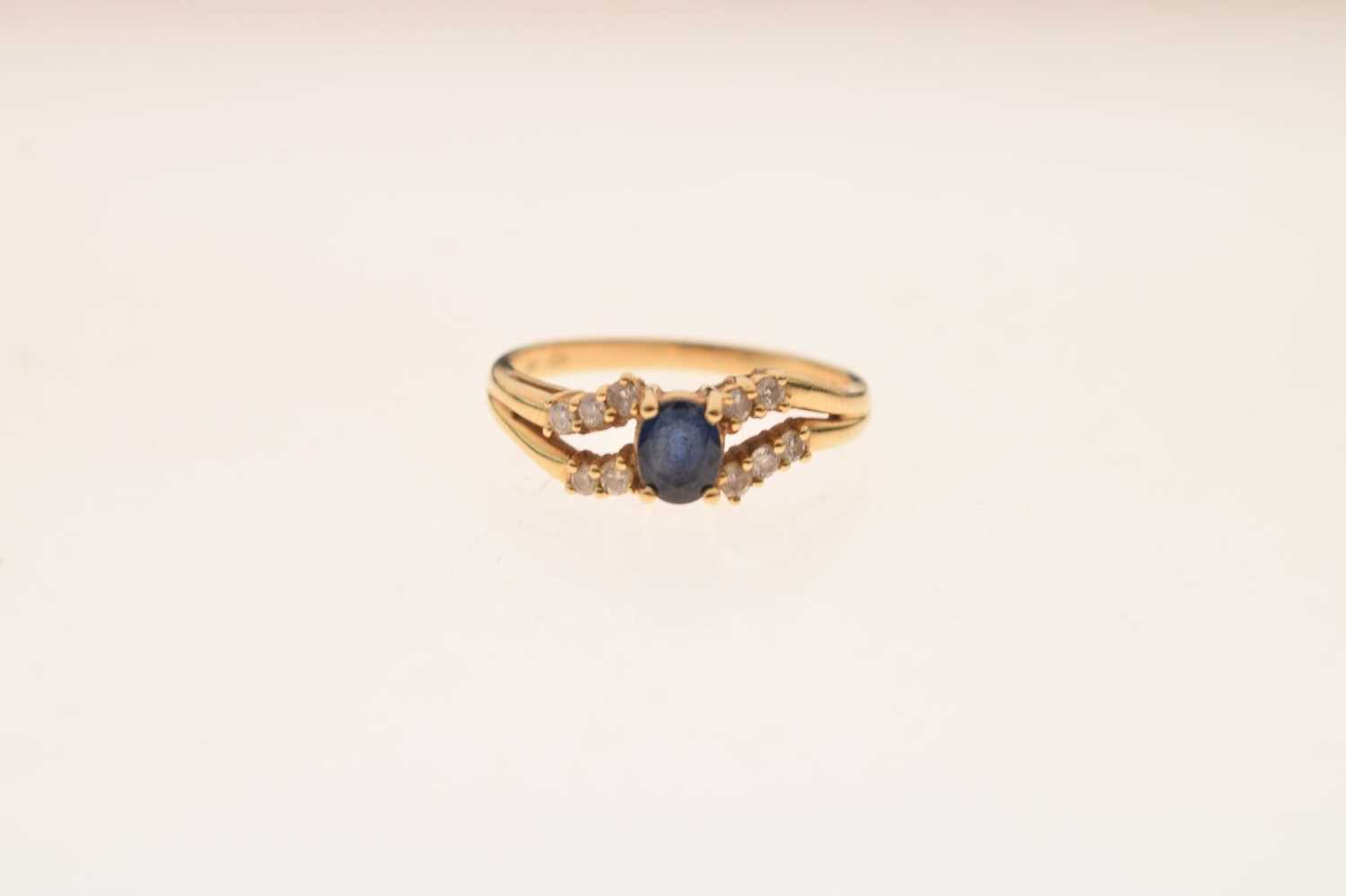 18c gold sapphire and white sapphire dress ring - Image 6 of 6