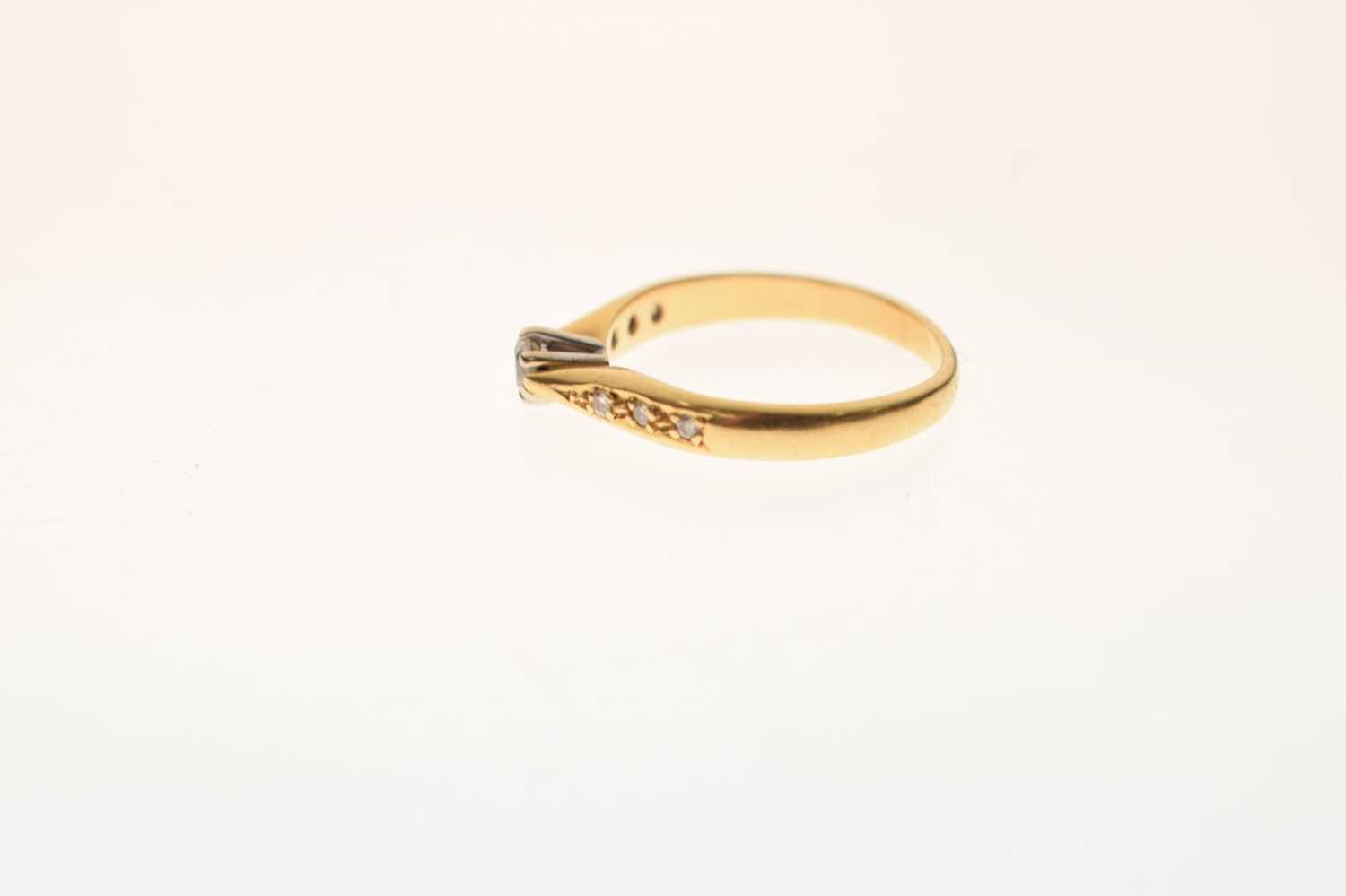 18ct gold single stone diamond ring - Image 2 of 6