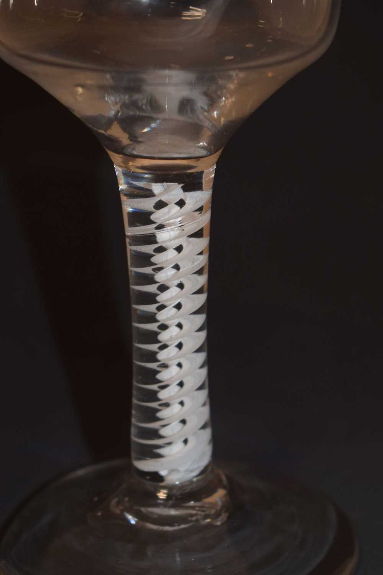 Large opaque twist wine glass - Image 5 of 10