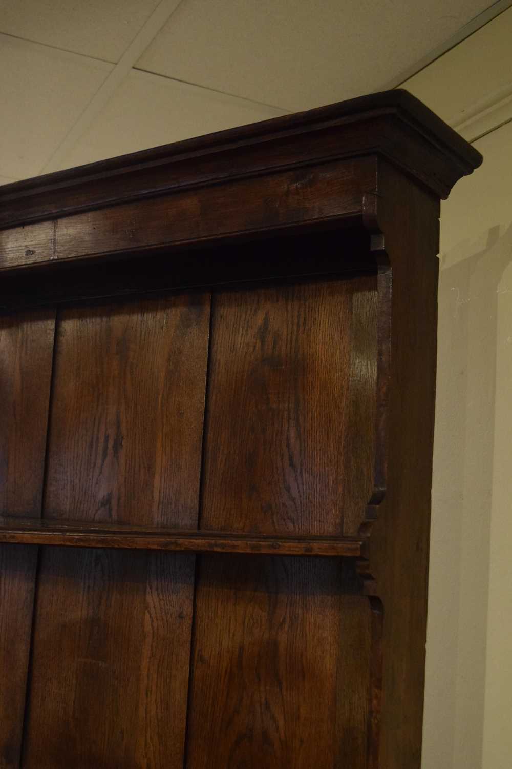 George III oak potboard dresser and rack - Image 5 of 14