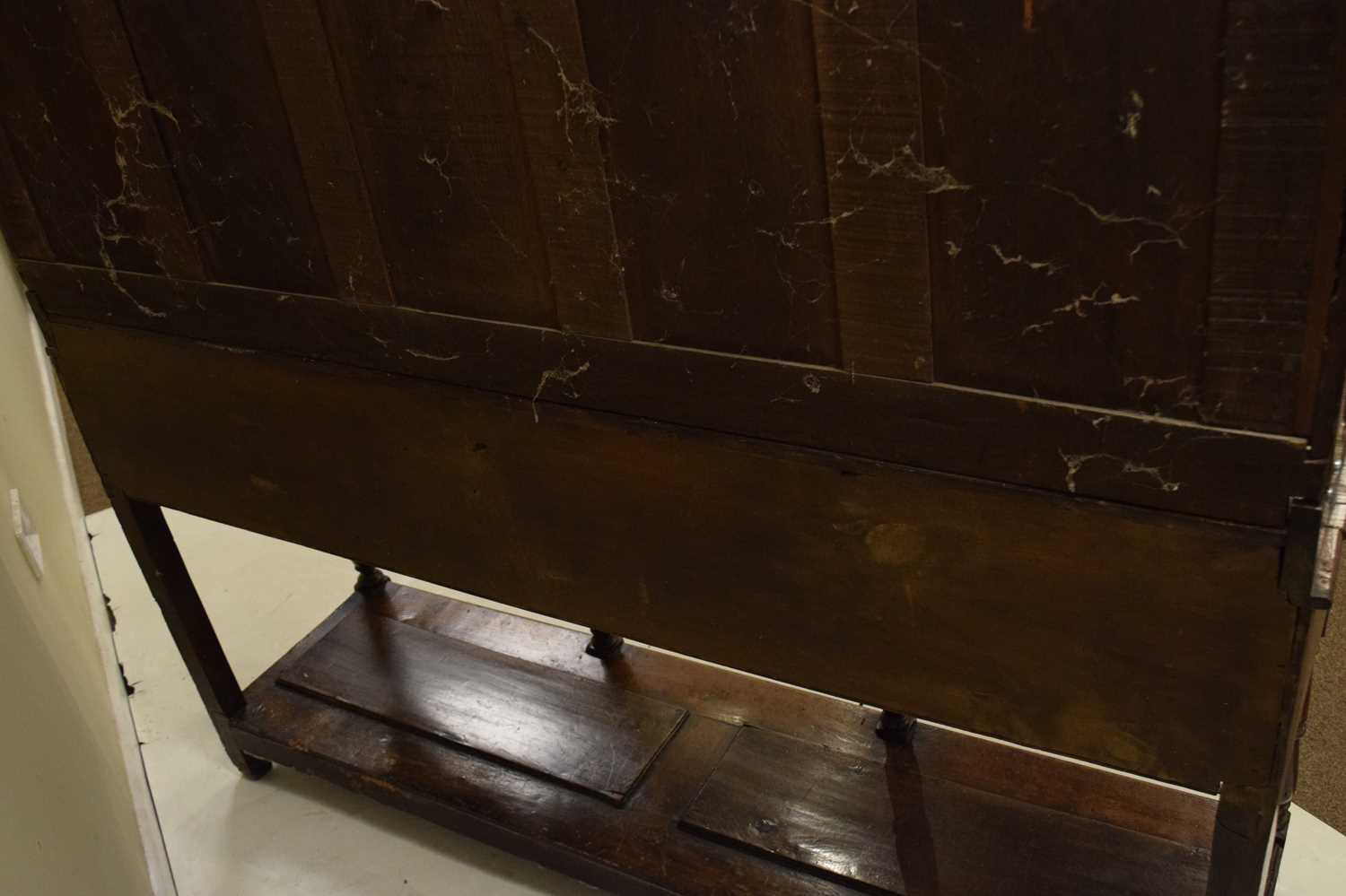 George III oak potboard dresser and rack - Image 6 of 14