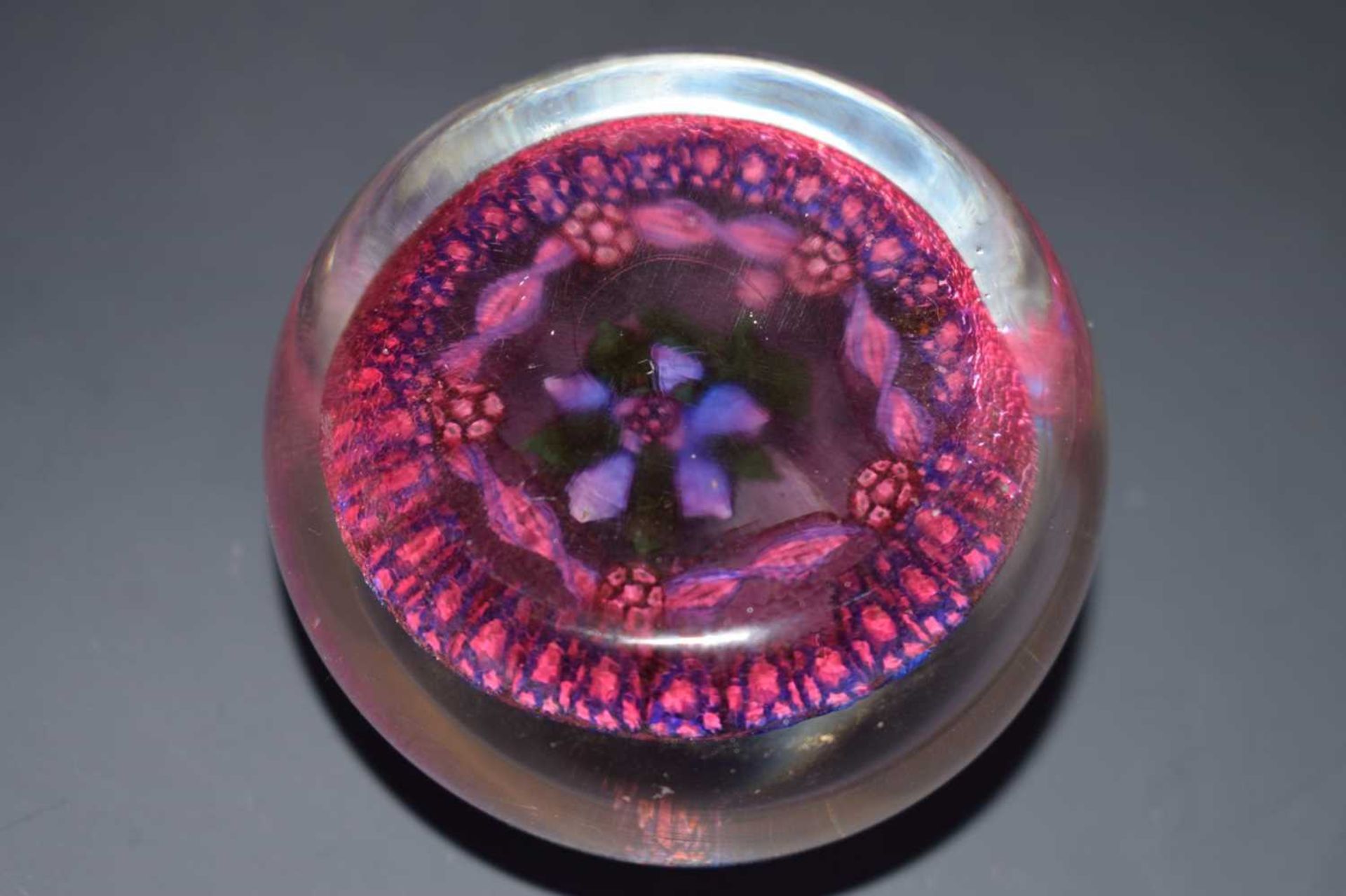 Attributed to Jay Glass - Small glass paperweight - Image 6 of 7