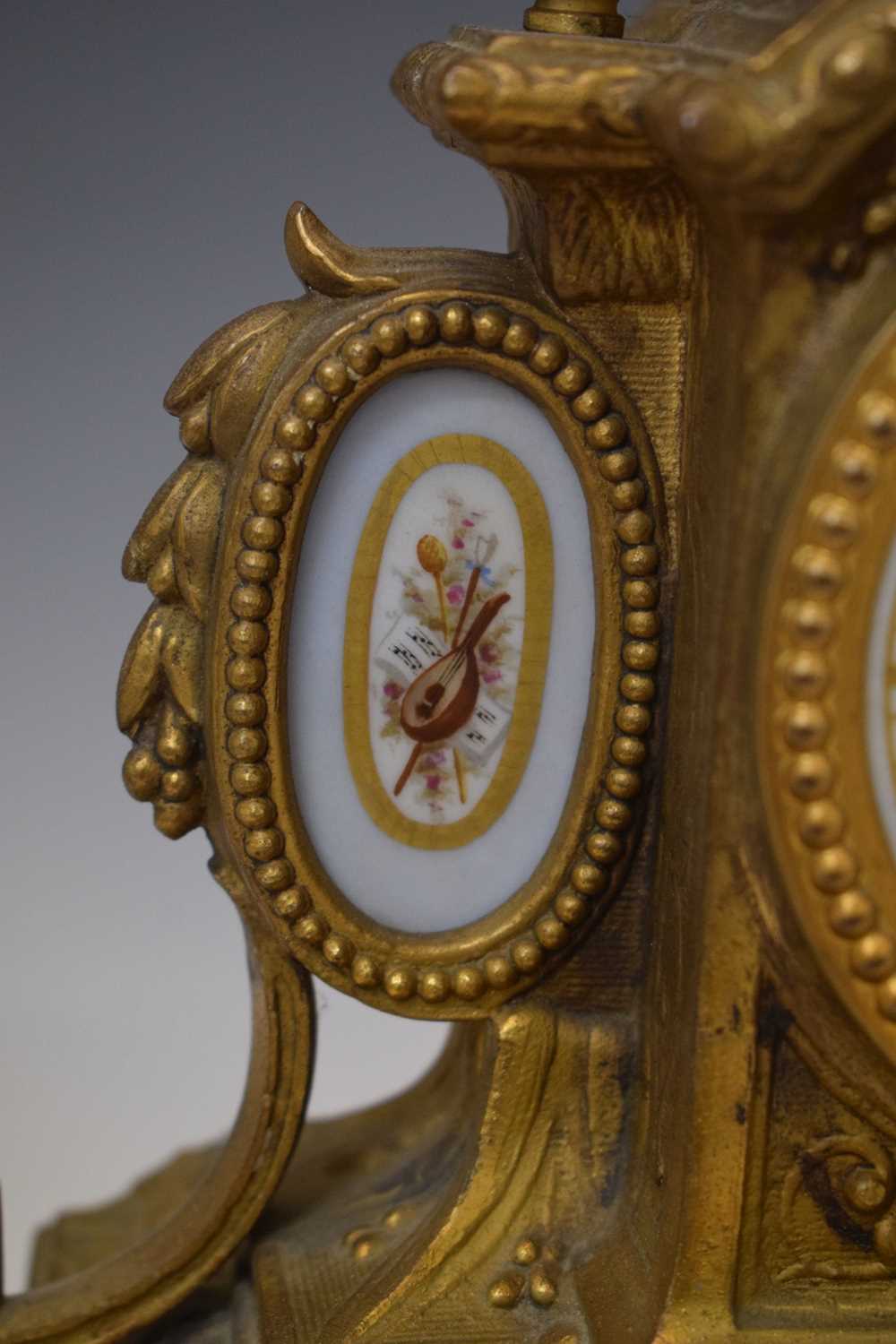 Late 19th century French gilt spelter and porcelain three-piece clock garniture - Image 13 of 26