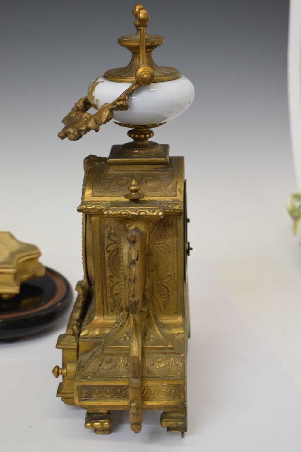 Late 19th century French gilt spelter and porcelain three-piece clock garniture - Image 23 of 26