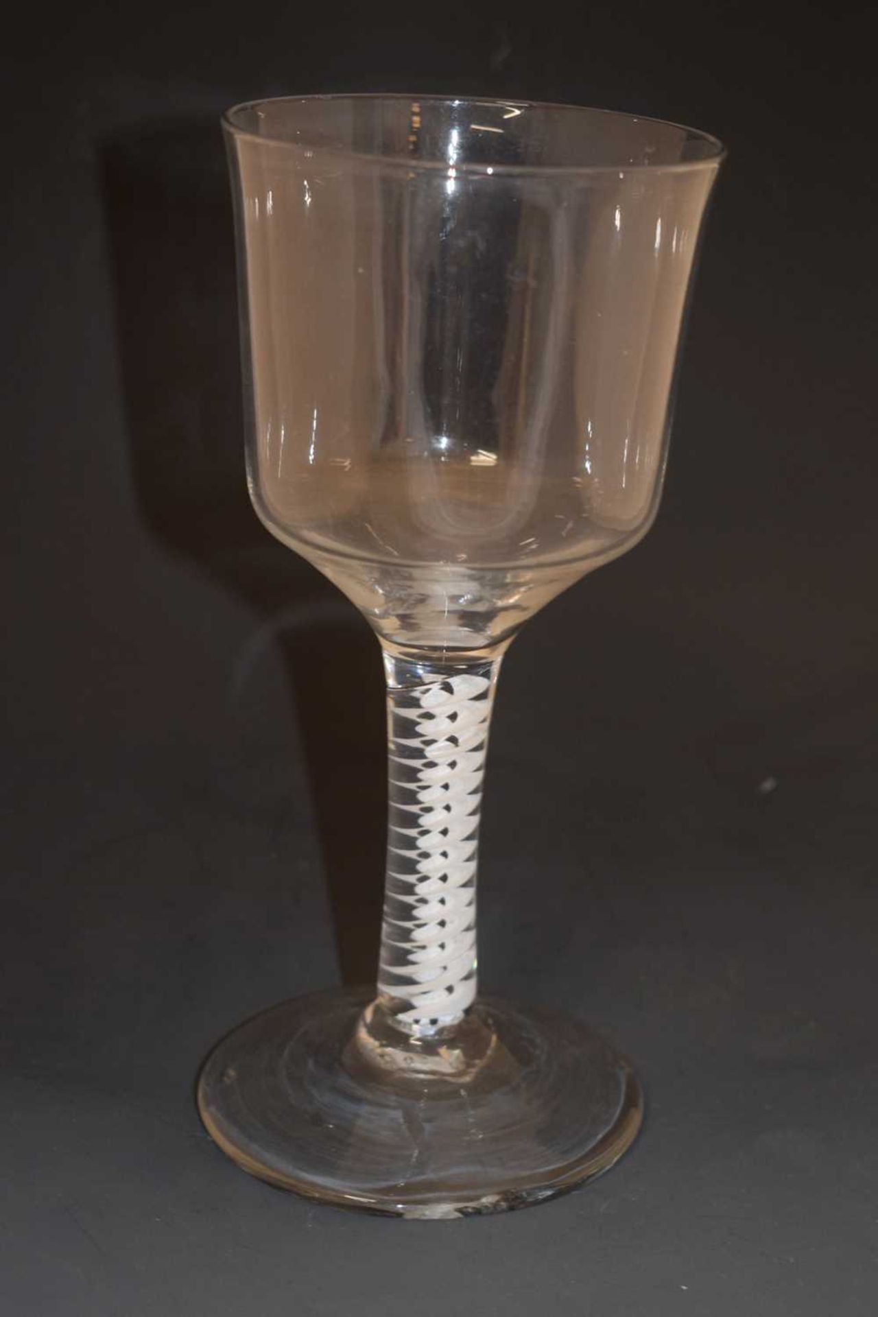 Large opaque twist wine glass - Image 2 of 10