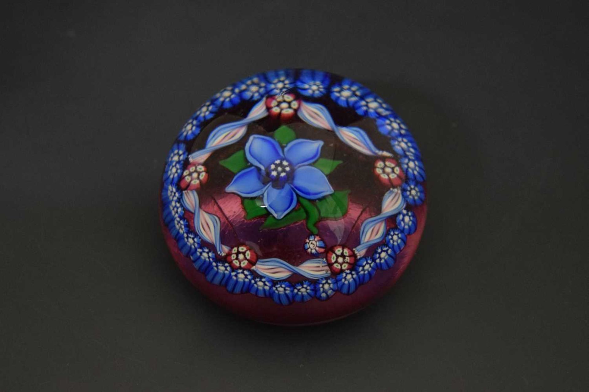 Attributed to Jay Glass - Small glass paperweight - Image 7 of 7