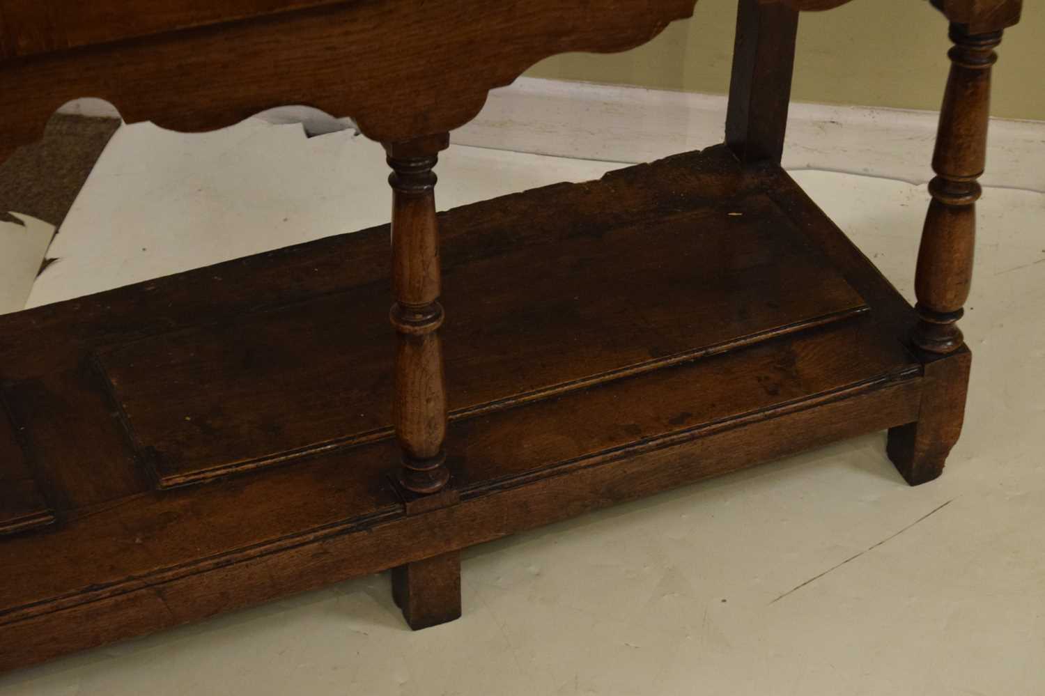 George III oak potboard dresser and rack - Image 4 of 14