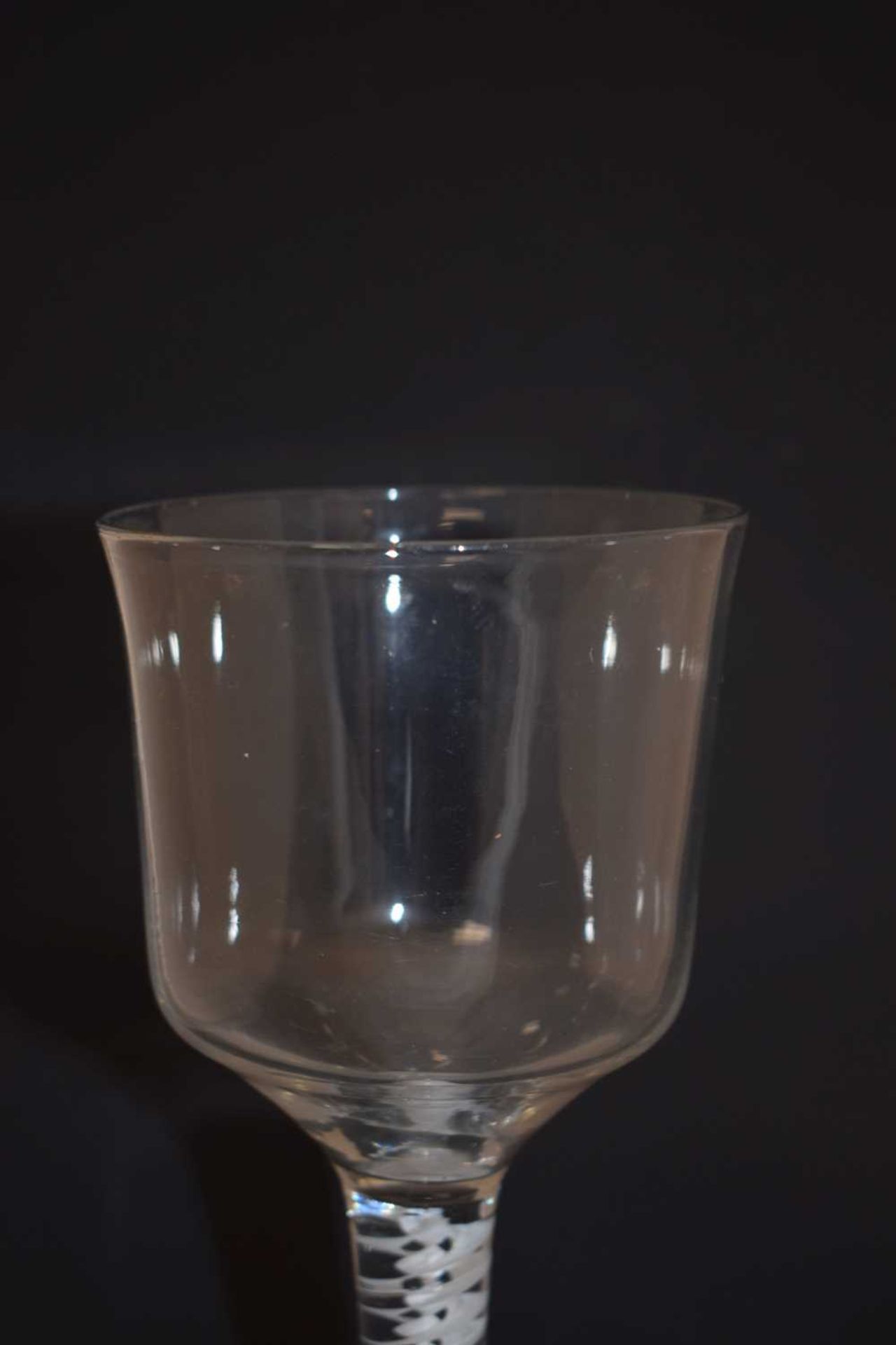Large opaque twist wine glass - Image 6 of 10