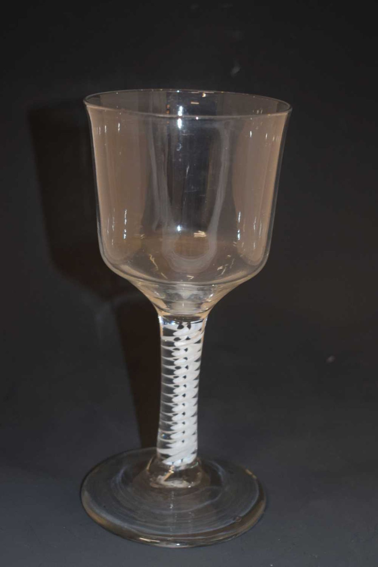 Large opaque twist wine glass - Image 7 of 10