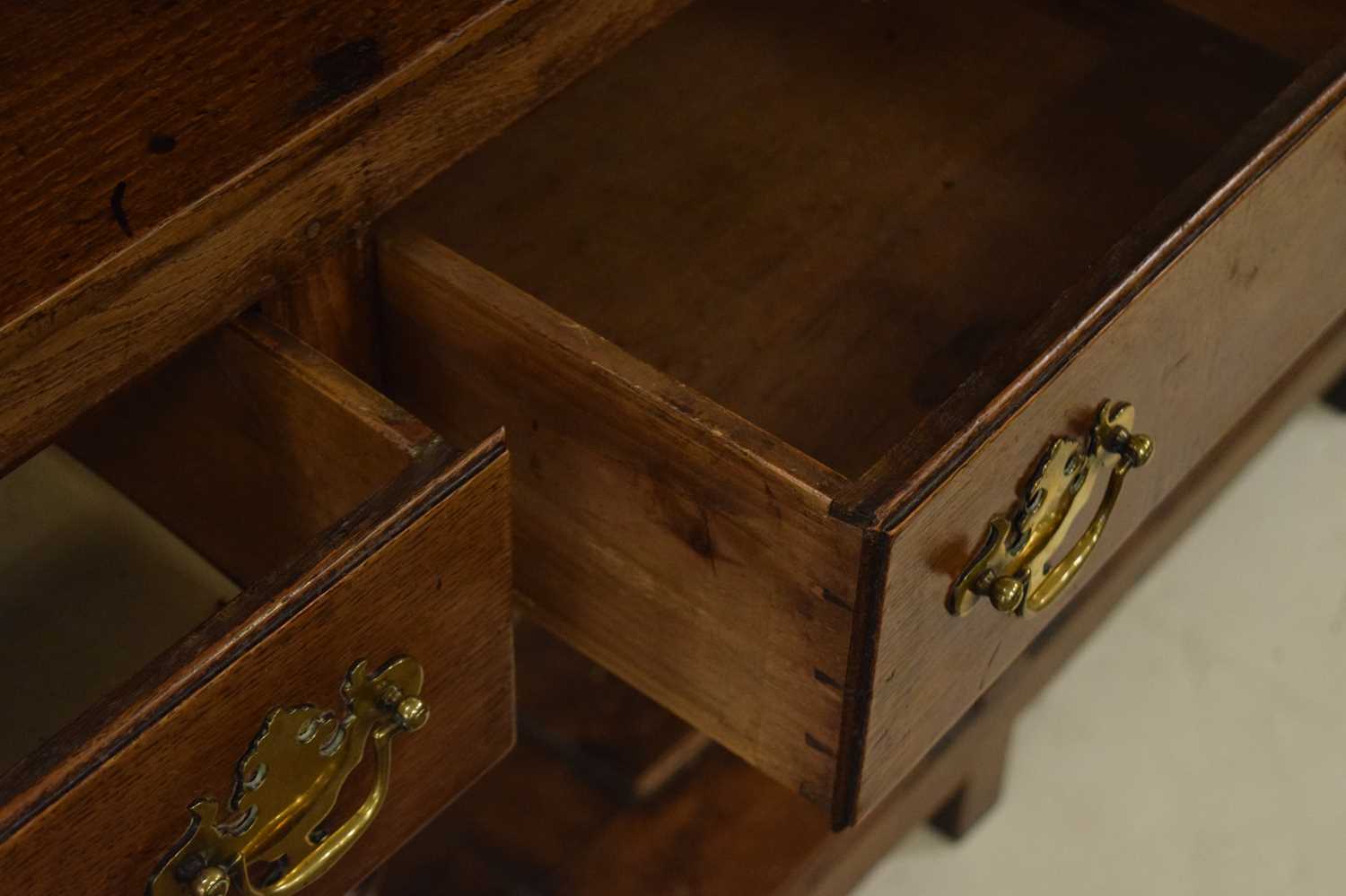 George III oak potboard dresser and rack - Image 7 of 14