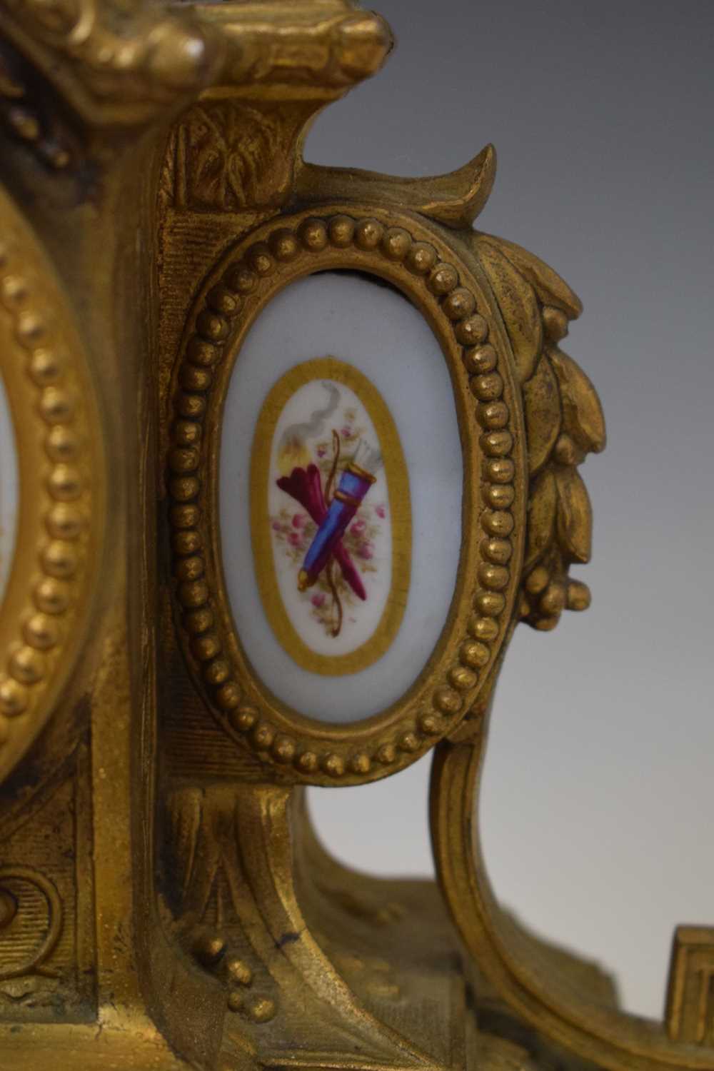 Late 19th century French gilt spelter and porcelain three-piece clock garniture - Image 14 of 26
