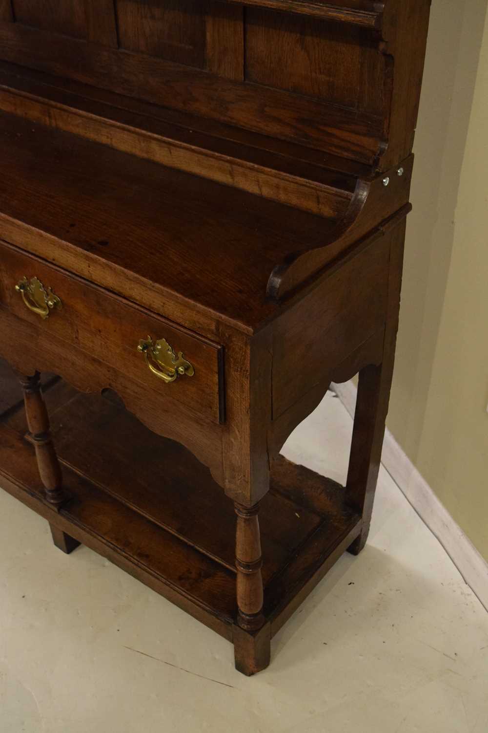 George III oak potboard dresser and rack - Image 10 of 14