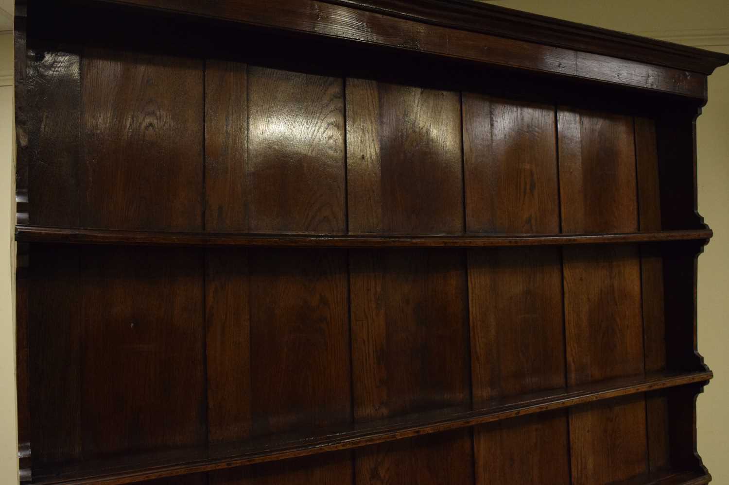 George III oak potboard dresser and rack - Image 9 of 14