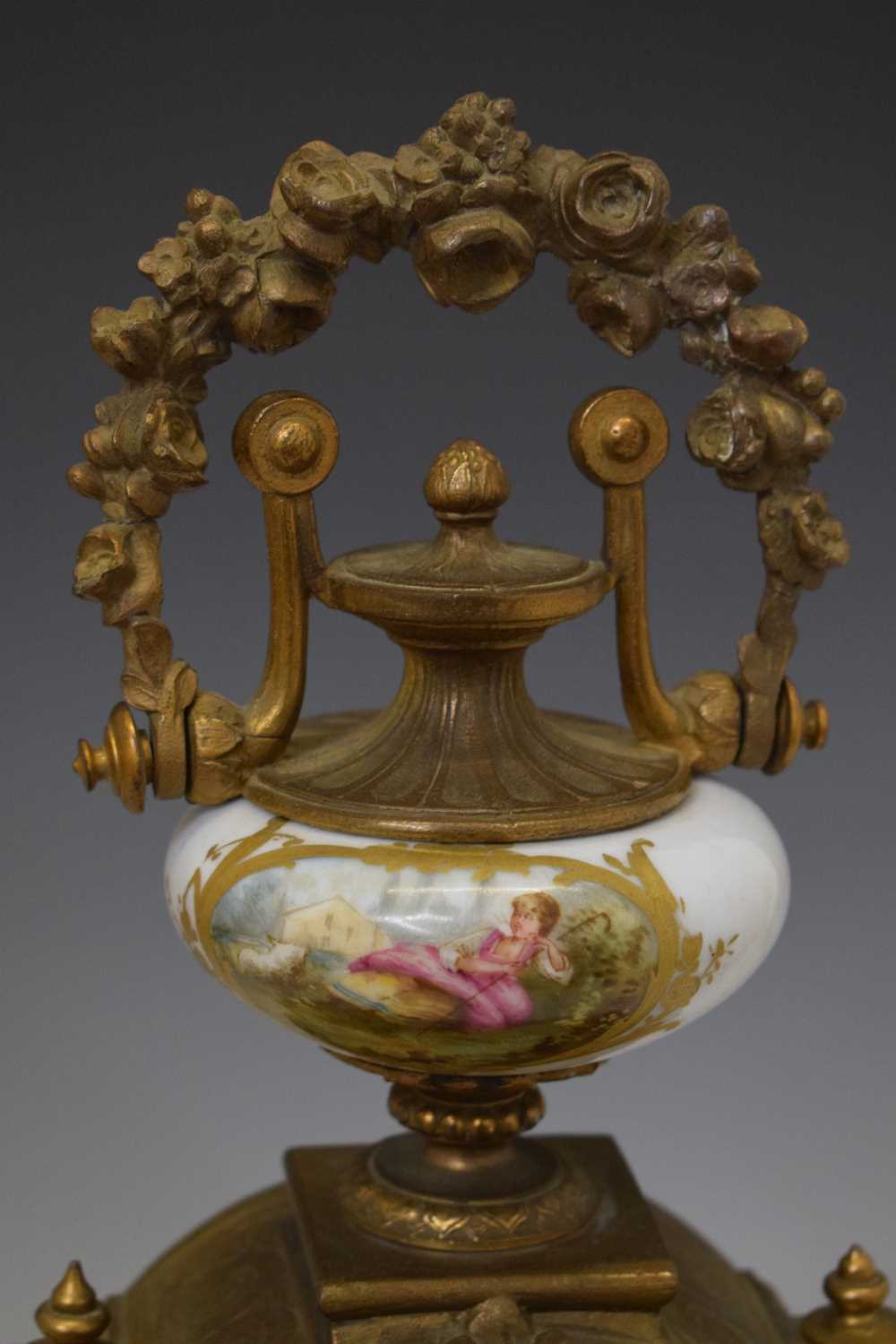 Late 19th century French gilt spelter and porcelain three-piece clock garniture - Image 11 of 26