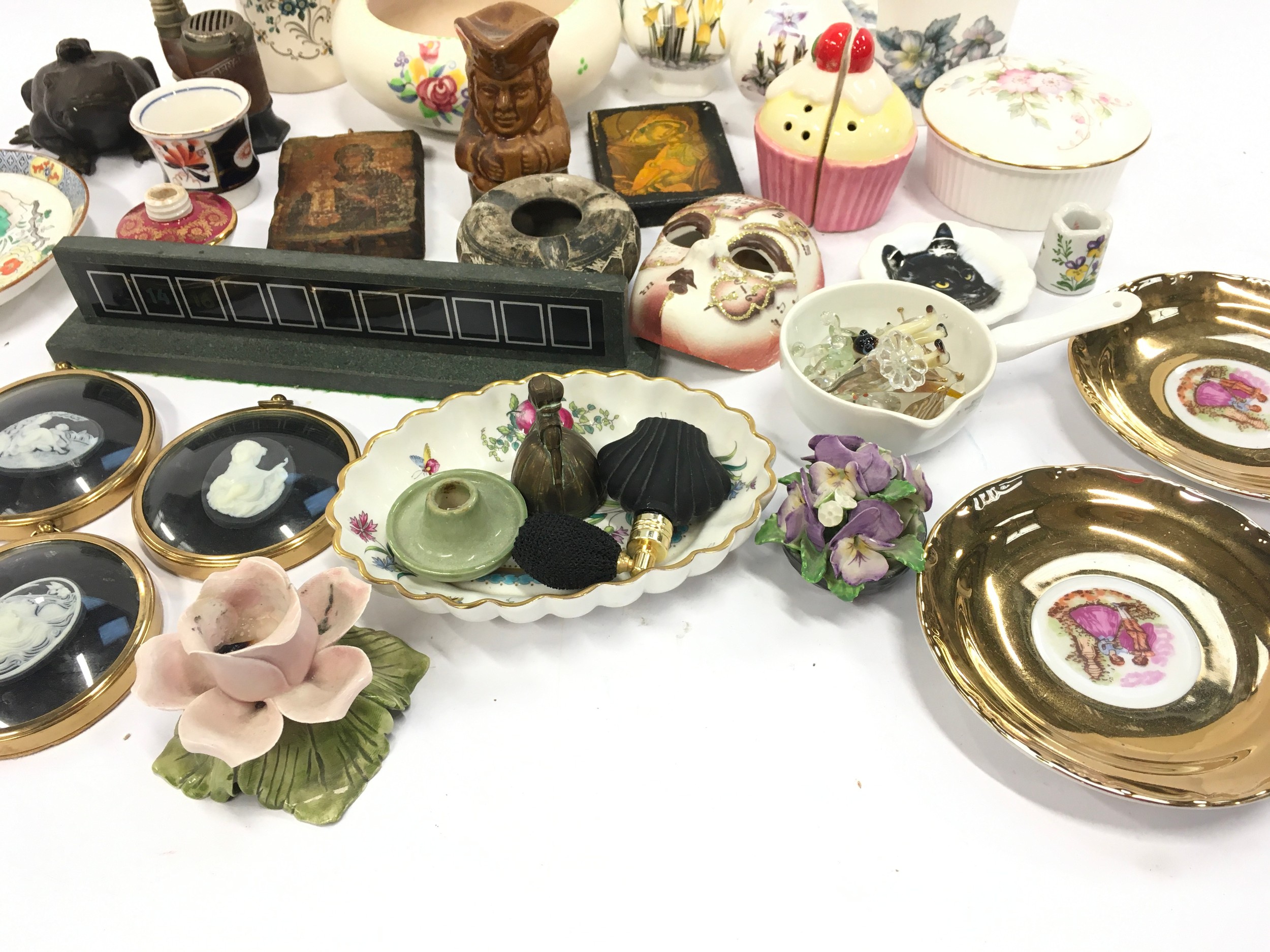 Mixed collection of curios and chinaware to include Royal Worcester, Poole Pottery, Murano glass - Image 3 of 5