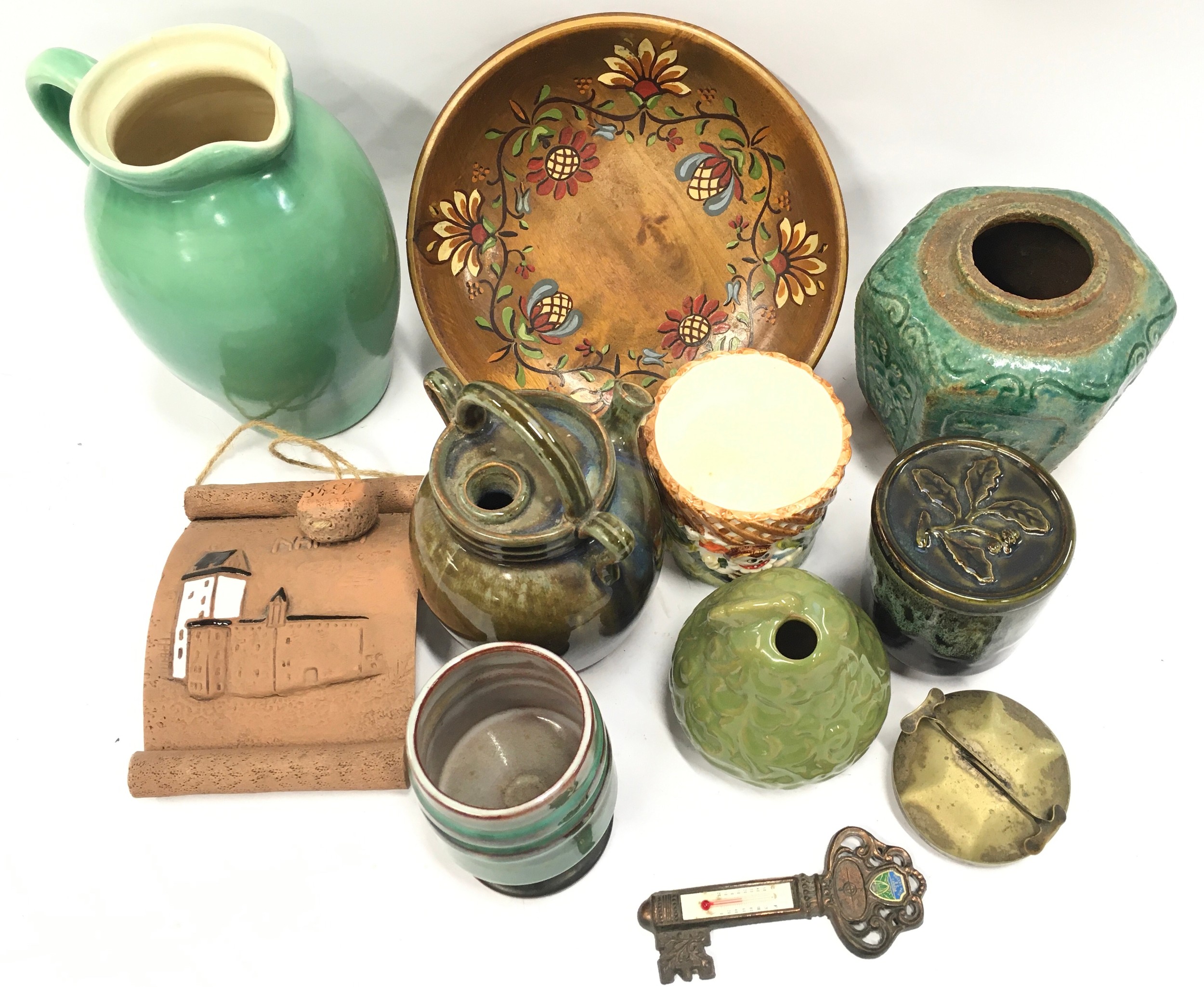 A collection of studio pottery pieces. - Image 2 of 4