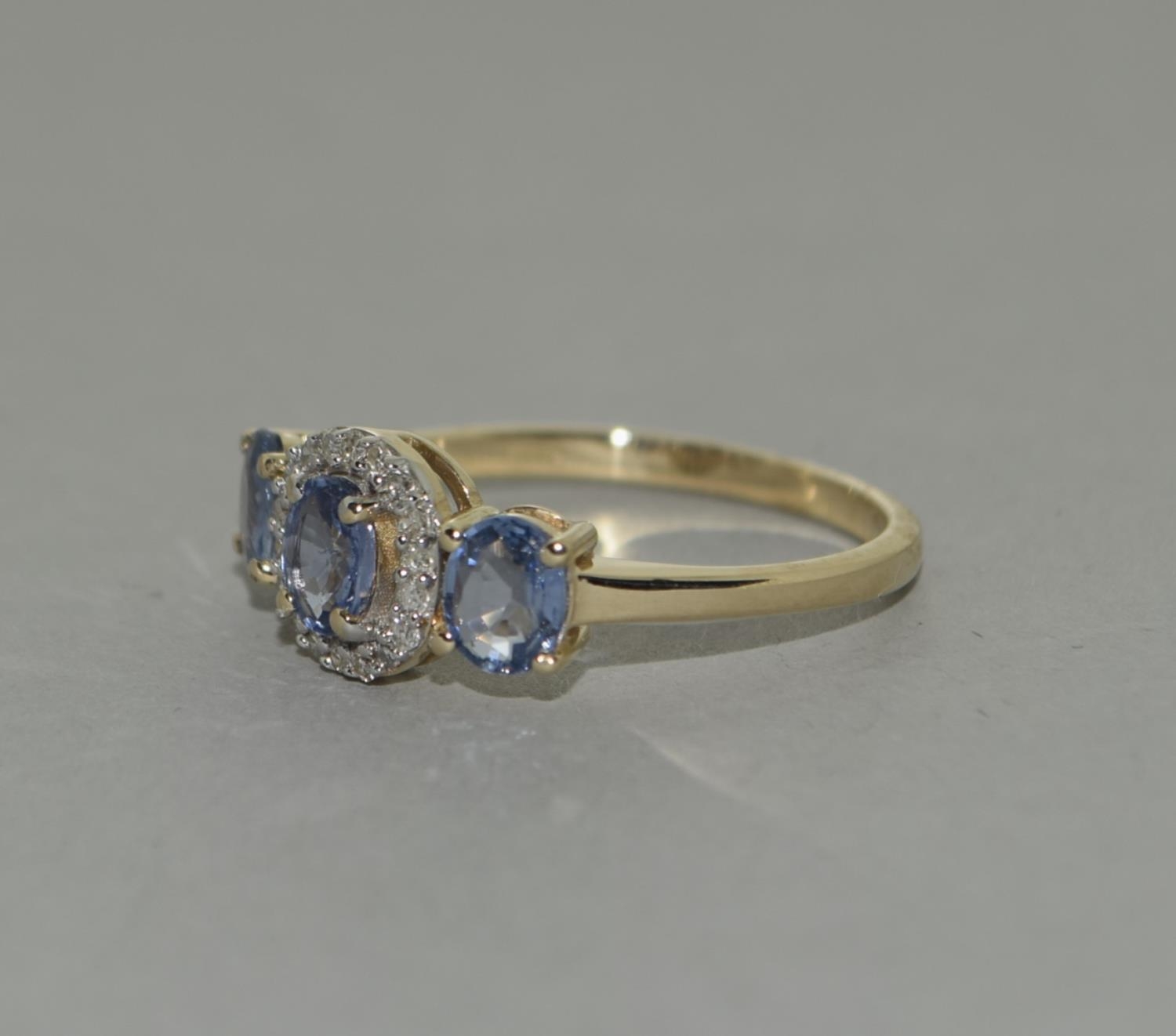 A 9ct gold Ceylon Sapphire and Diamond ring Size N - Image 4 of 6