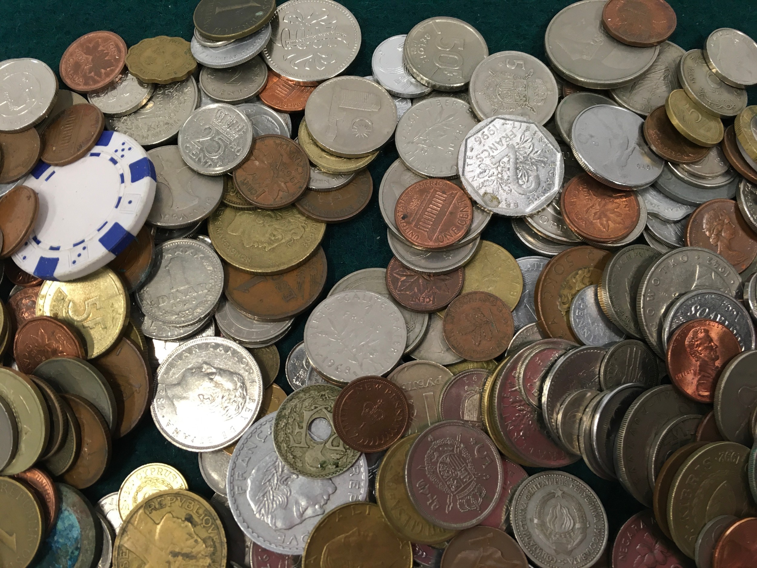 A large collection of foreign coinage. - Image 3 of 5