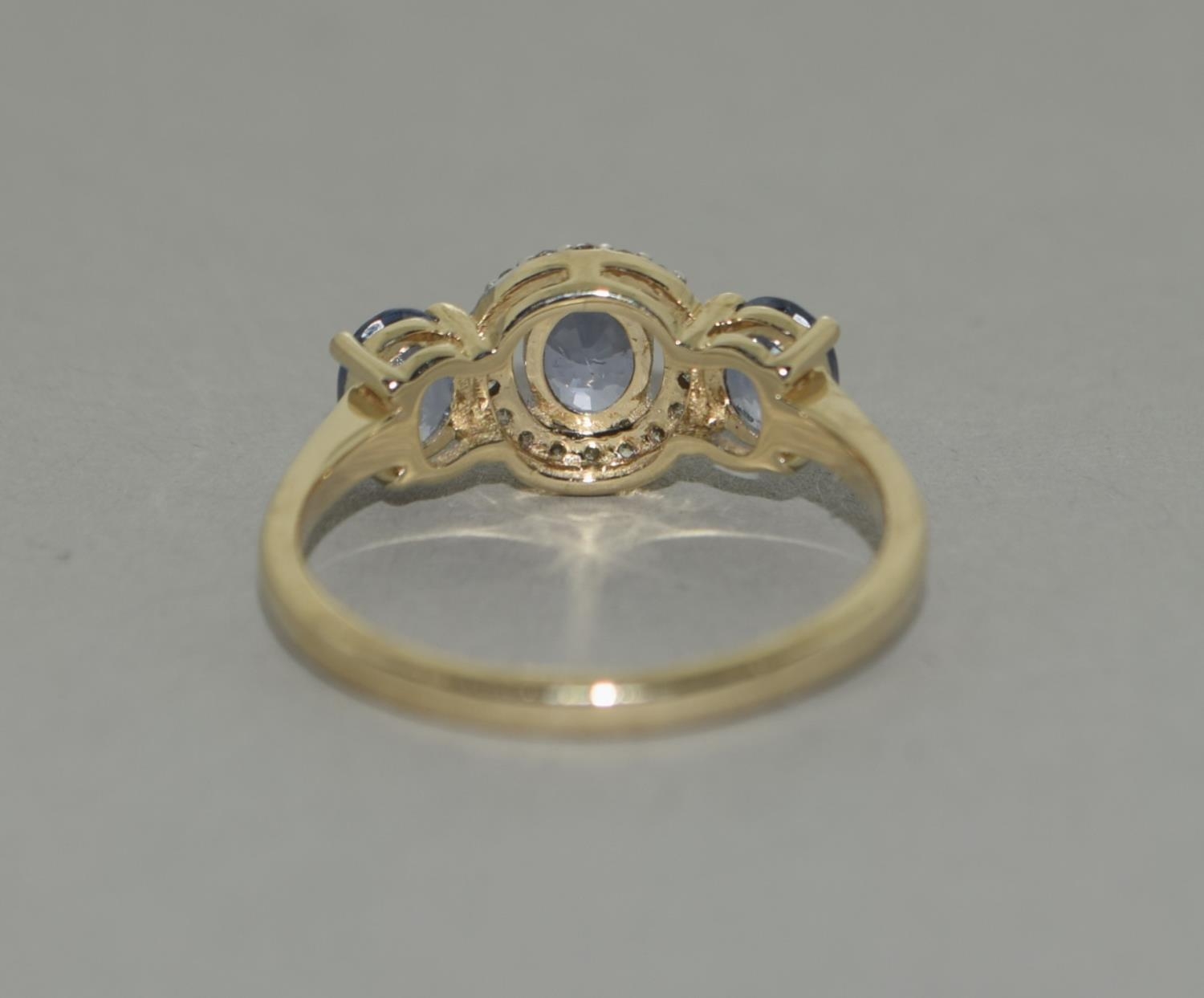 A 9ct gold Ceylon Sapphire and Diamond ring Size N - Image 3 of 6