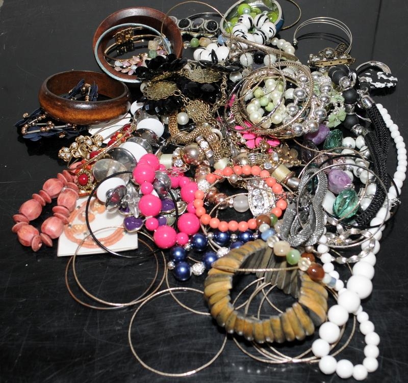 Large quantity of costume jewellery necklaces, bangles and bracelets - Image 2 of 3