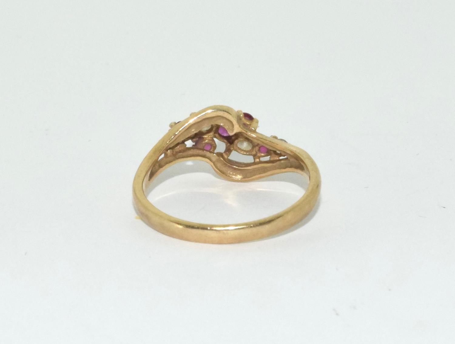 9ct gold ladies diamond and ruby twist ring size N - Image 3 of 6