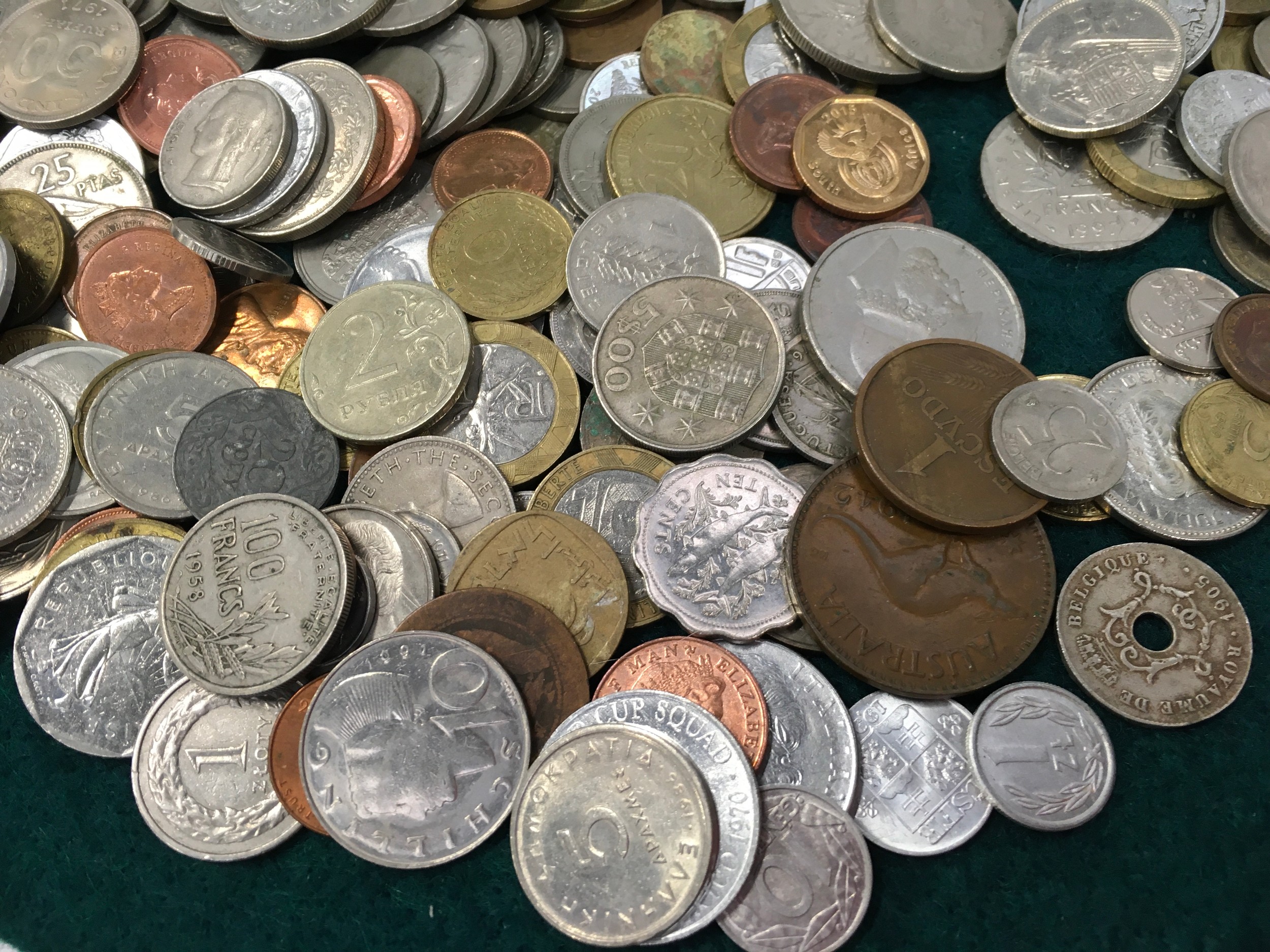 A large collection of foreign coinage. - Image 4 of 5