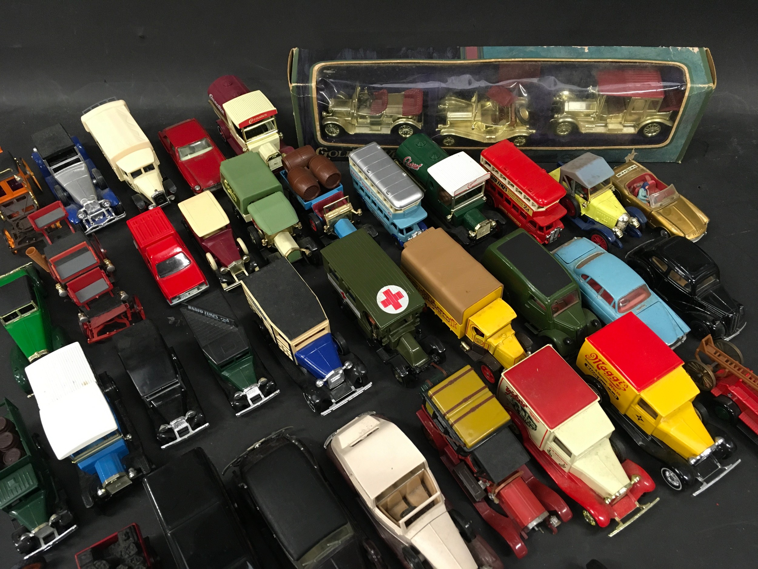 Collection of vintage and modern die cast vehicles to include Dinky, Corgi, Matchbox and Lledo. - Image 2 of 5