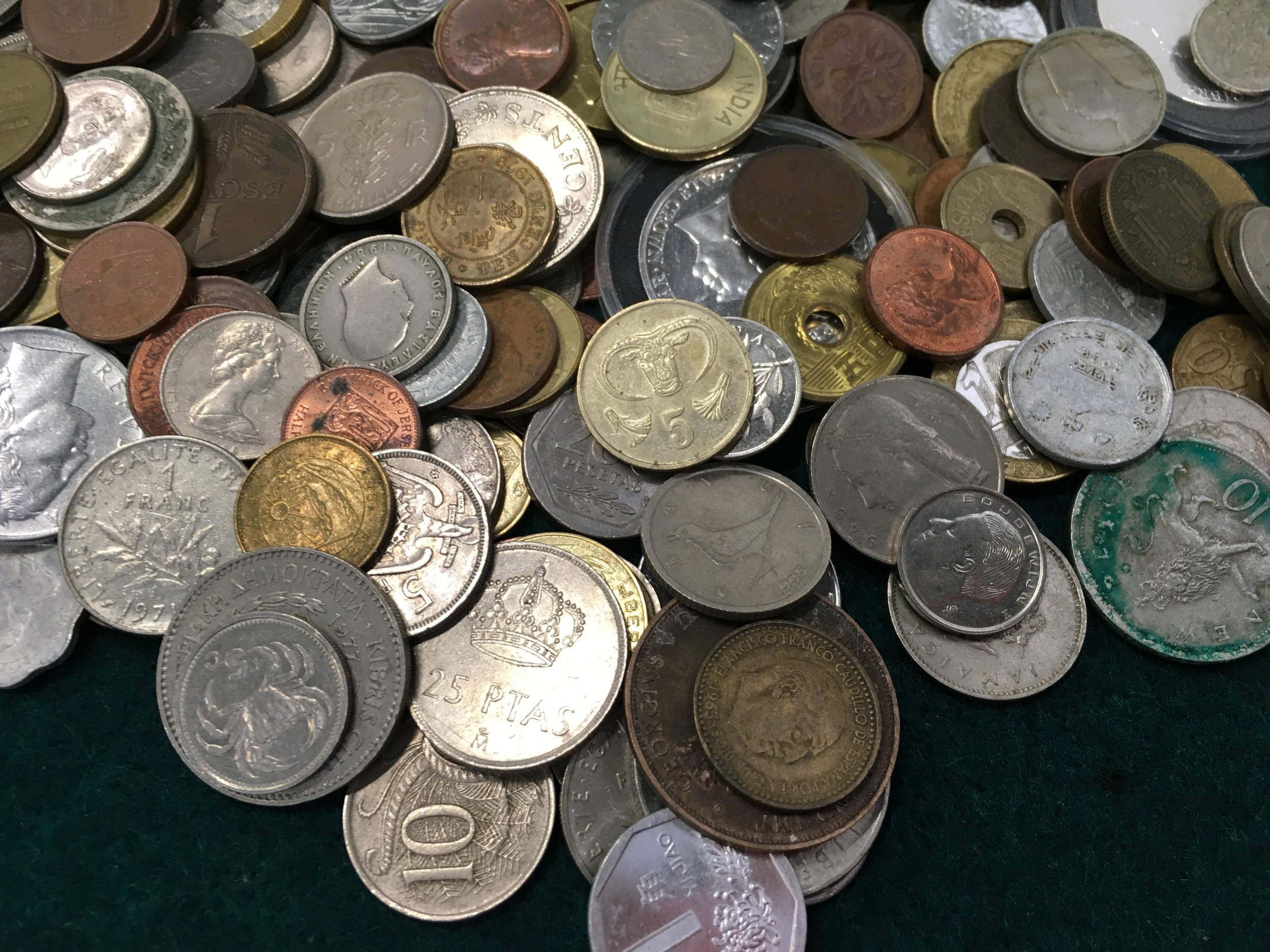 A large collection of foreign coinage. - Image 5 of 6