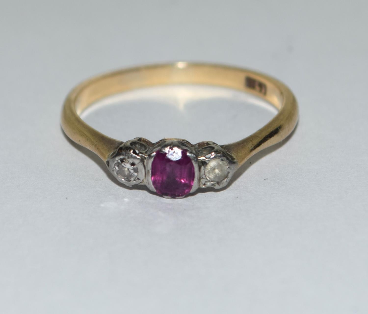 9ct gold ladies Ruby and Diamond 3 stone ring size O - Image 5 of 6