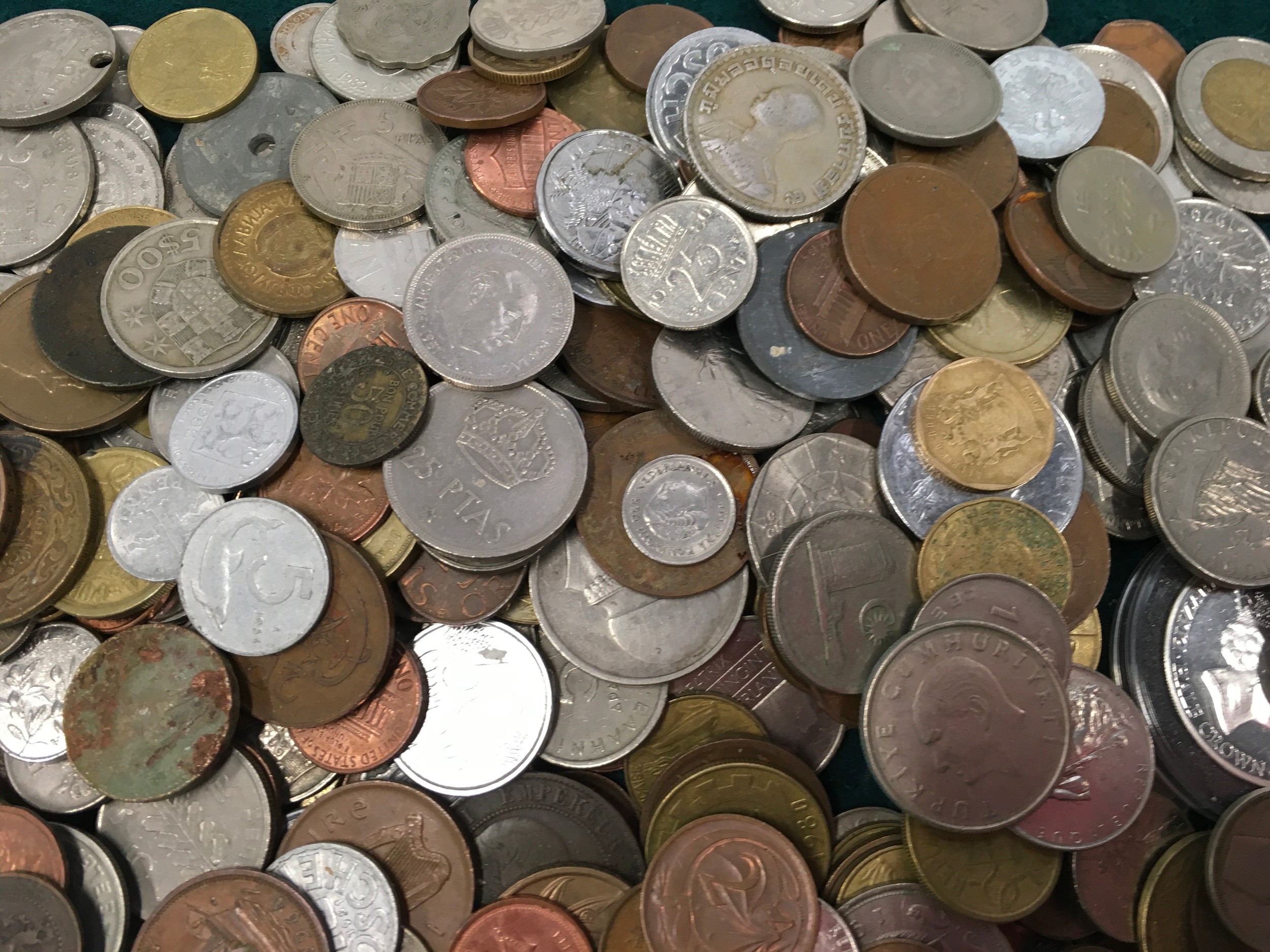 A large collection of foreign coinage. - Image 4 of 6