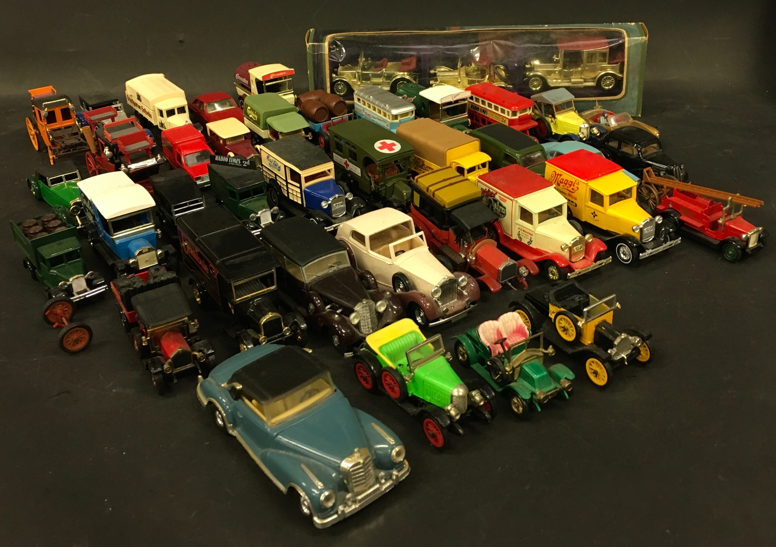 Collection of vintage and modern die cast vehicles to include Dinky, Corgi, Matchbox and Lledo.