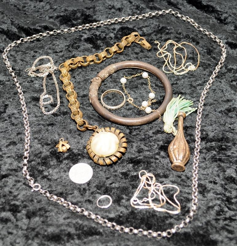 A small collection of jewellery and curios to include gold and silver items