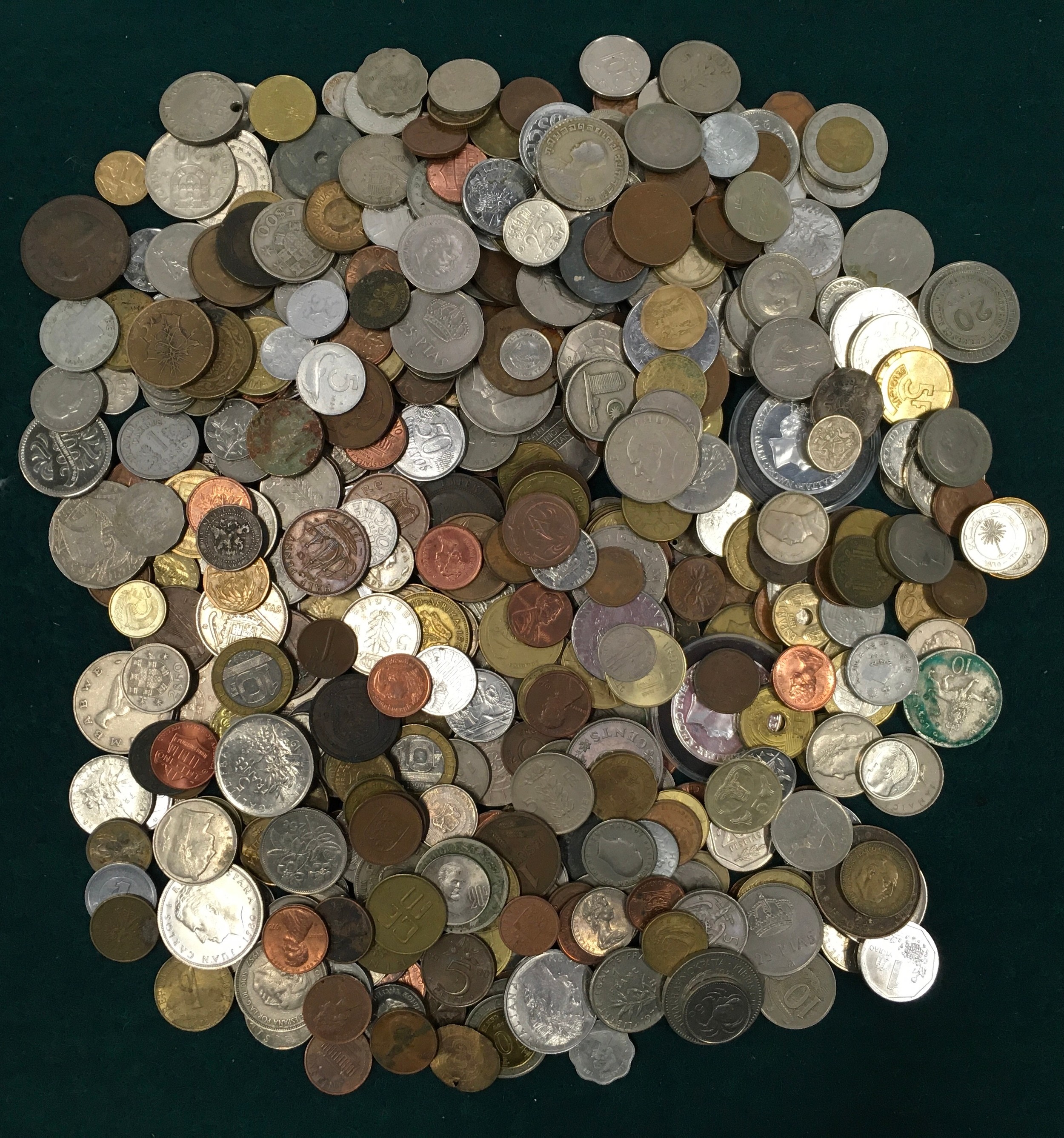 A large collection of foreign coinage. - Image 2 of 6