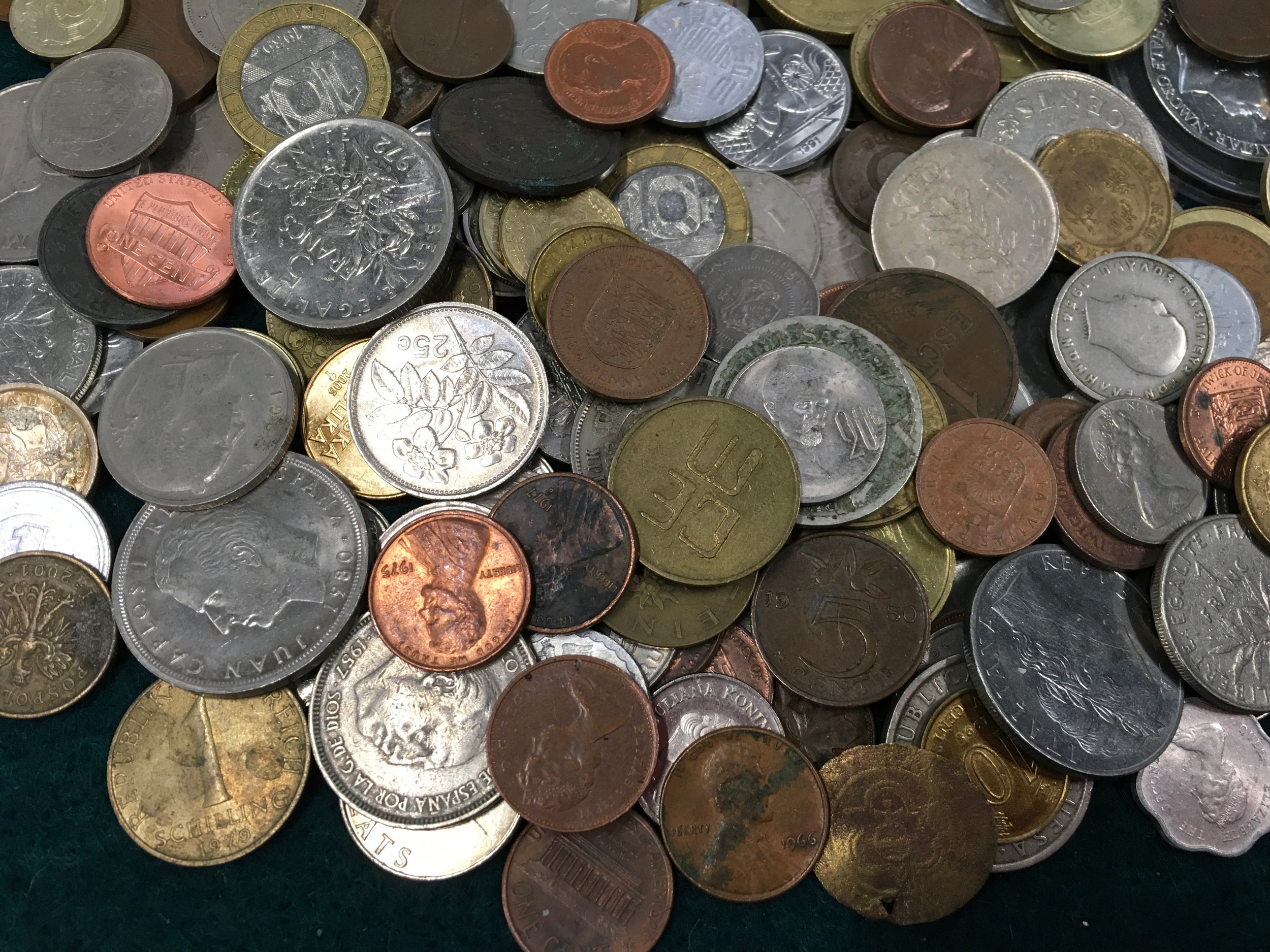 A large collection of foreign coinage. - Image 3 of 6