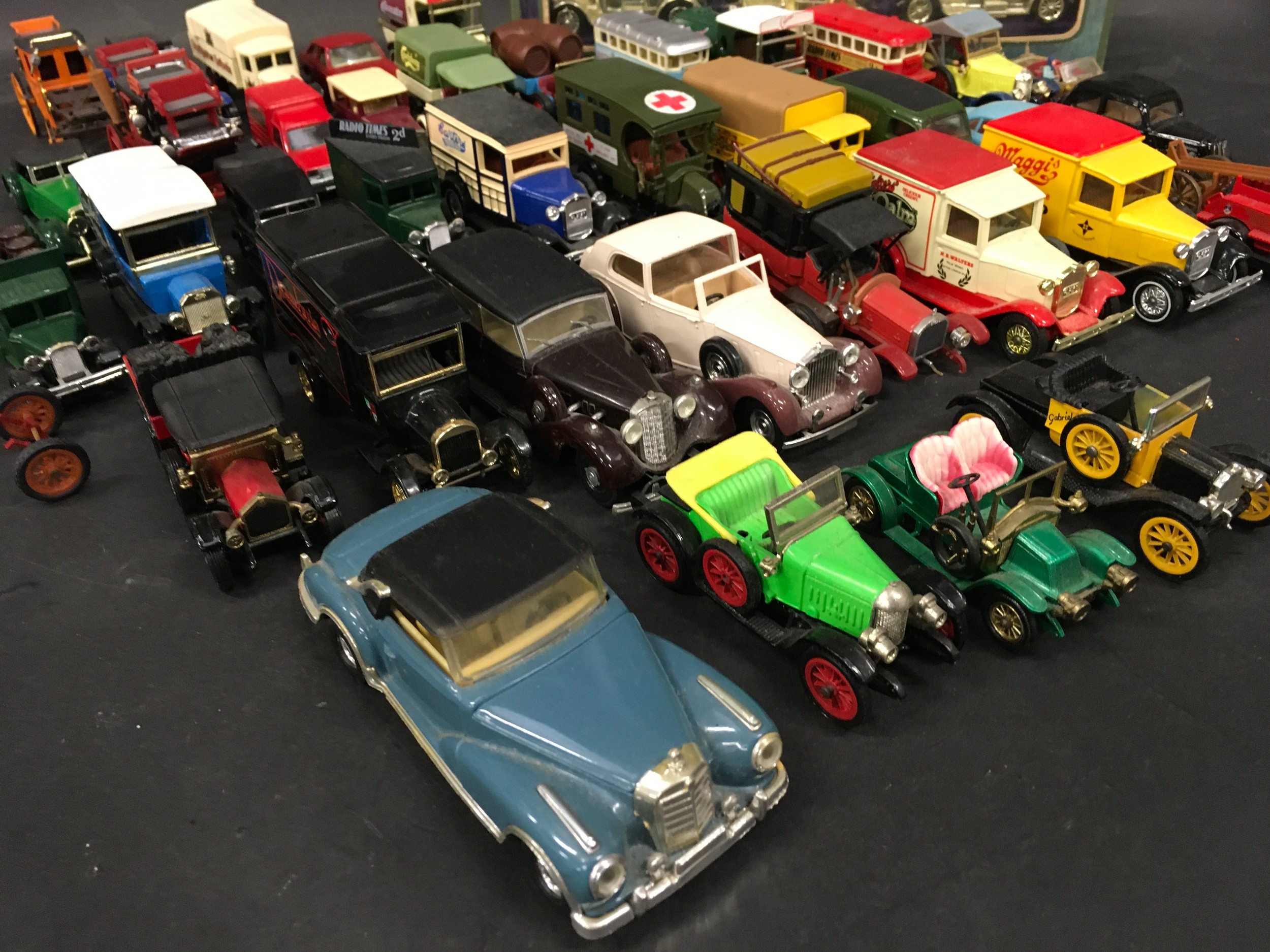 Collection of vintage and modern die cast vehicles to include Dinky, Corgi, Matchbox and Lledo. - Image 3 of 5