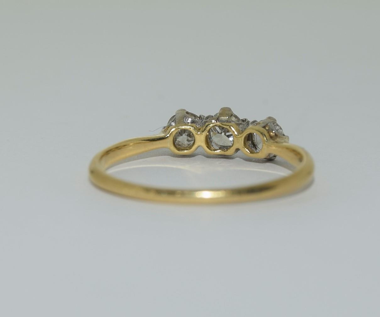 18ct gold and platinum ladies 3 stone diamond ring approx 0.33ct size M - Image 3 of 6