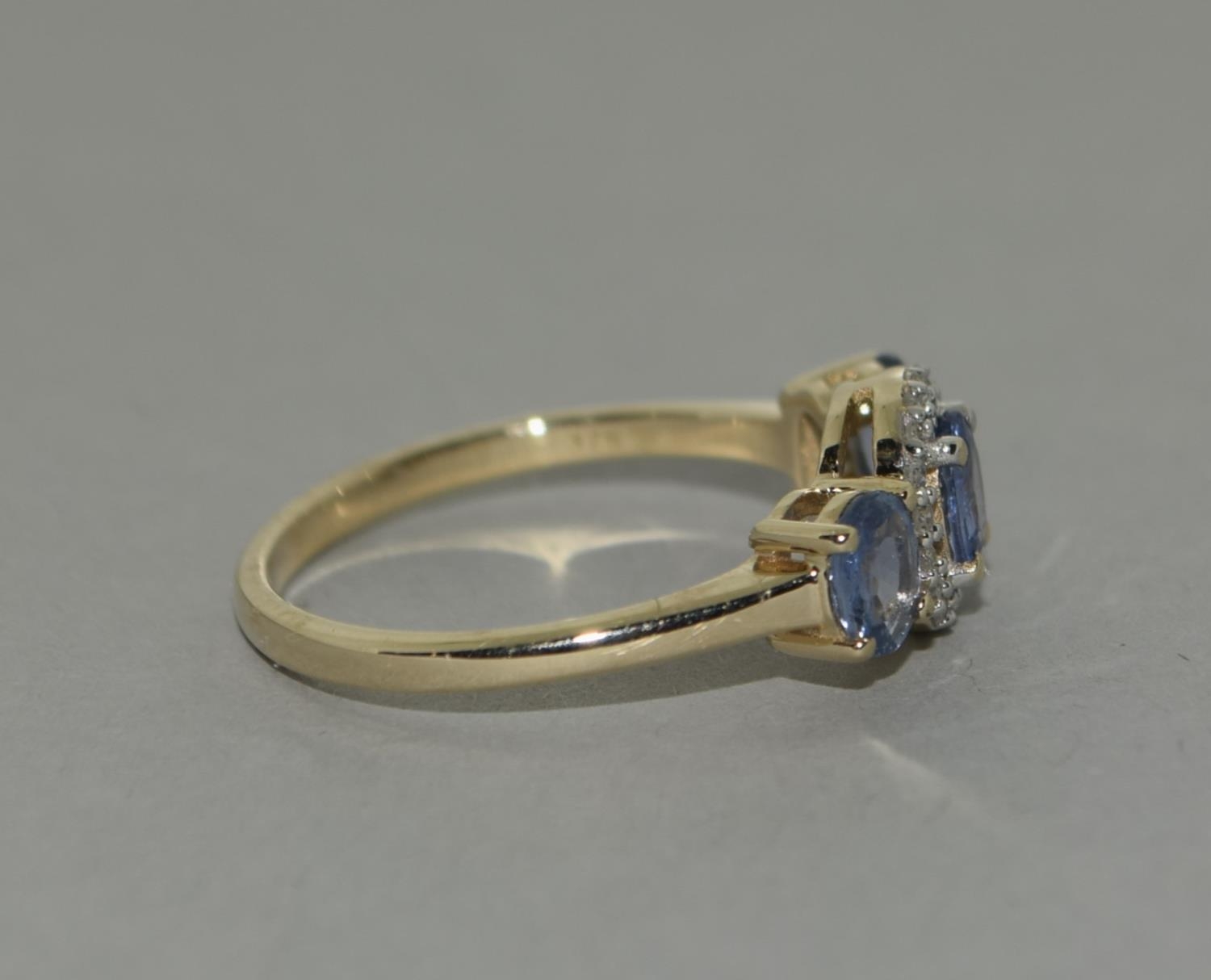 A 9ct gold Ceylon Sapphire and Diamond ring Size N - Image 2 of 6