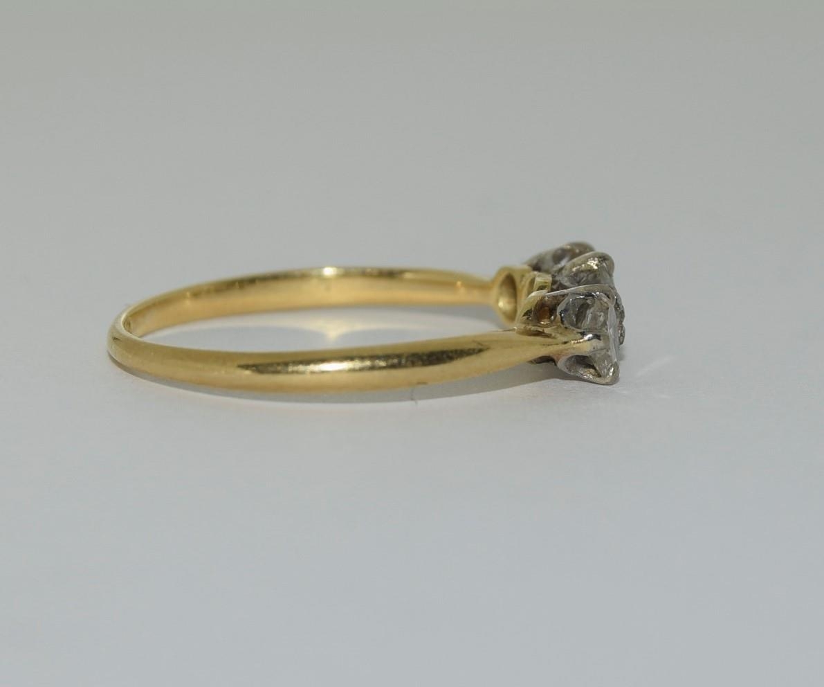 18ct gold and platinum ladies 3 stone diamond ring approx 0.33ct size M - Image 2 of 6
