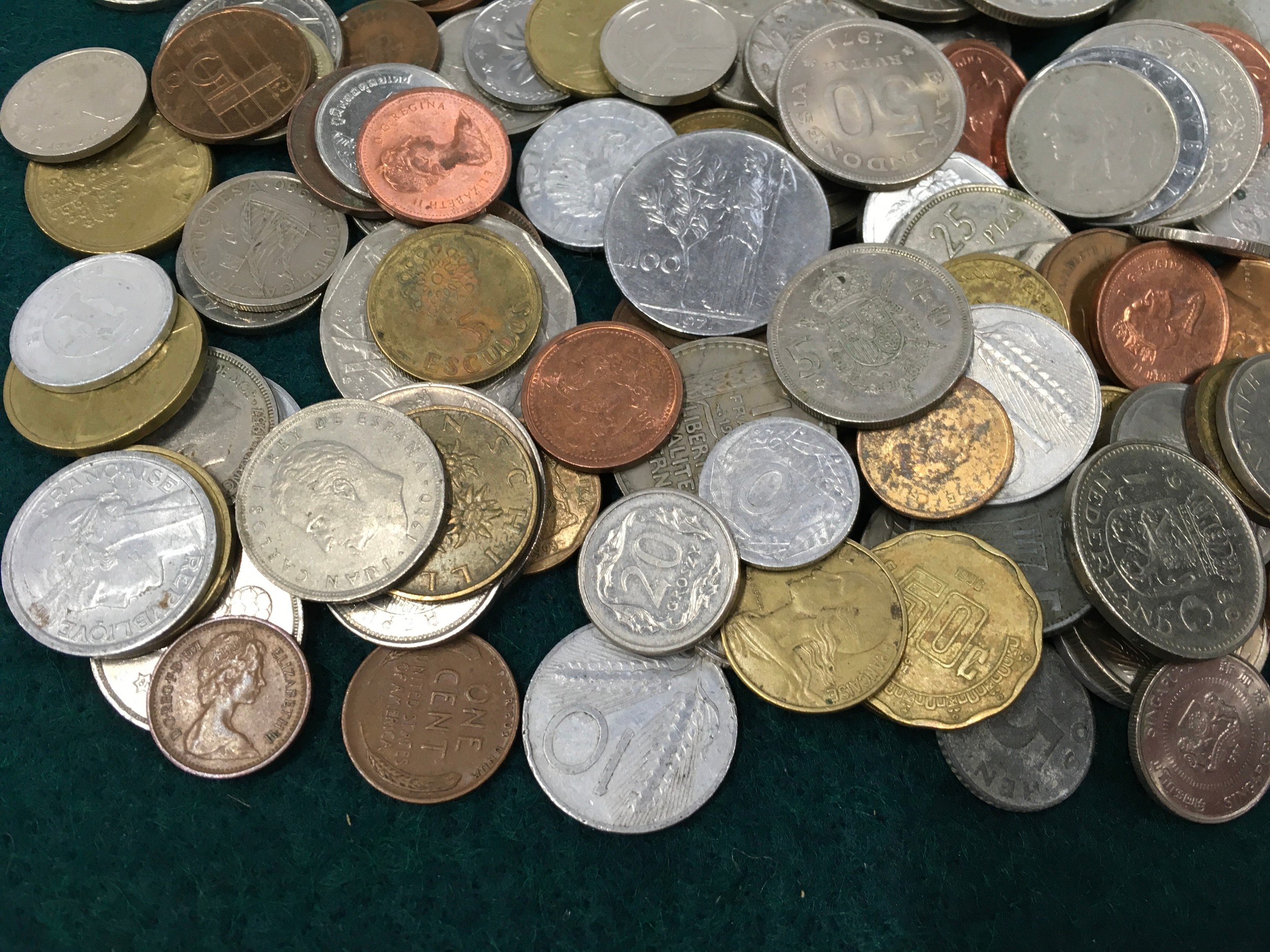 A large collection of foreign coinage. - Image 2 of 5