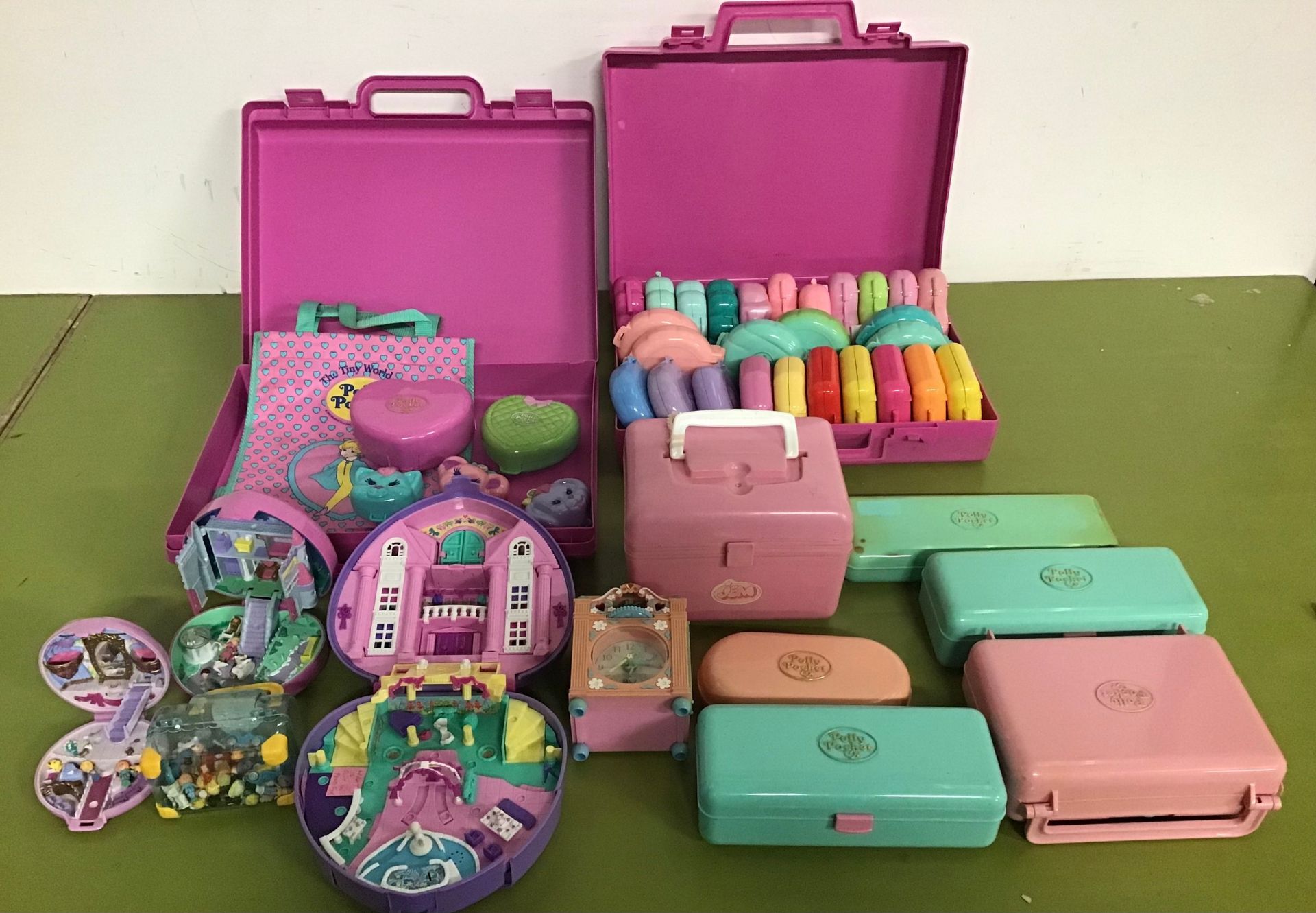 Bluebird Mattel Polly Pocket vintage compacts and playsets (40 altogether), mostly with figures