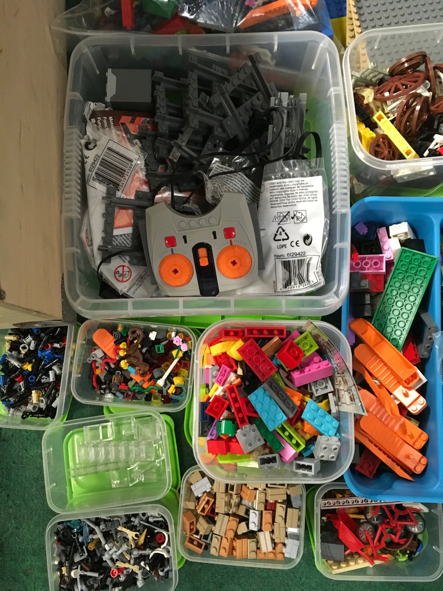 Collection of assorted Lego pieces to include large number baseplates. - Image 3 of 3