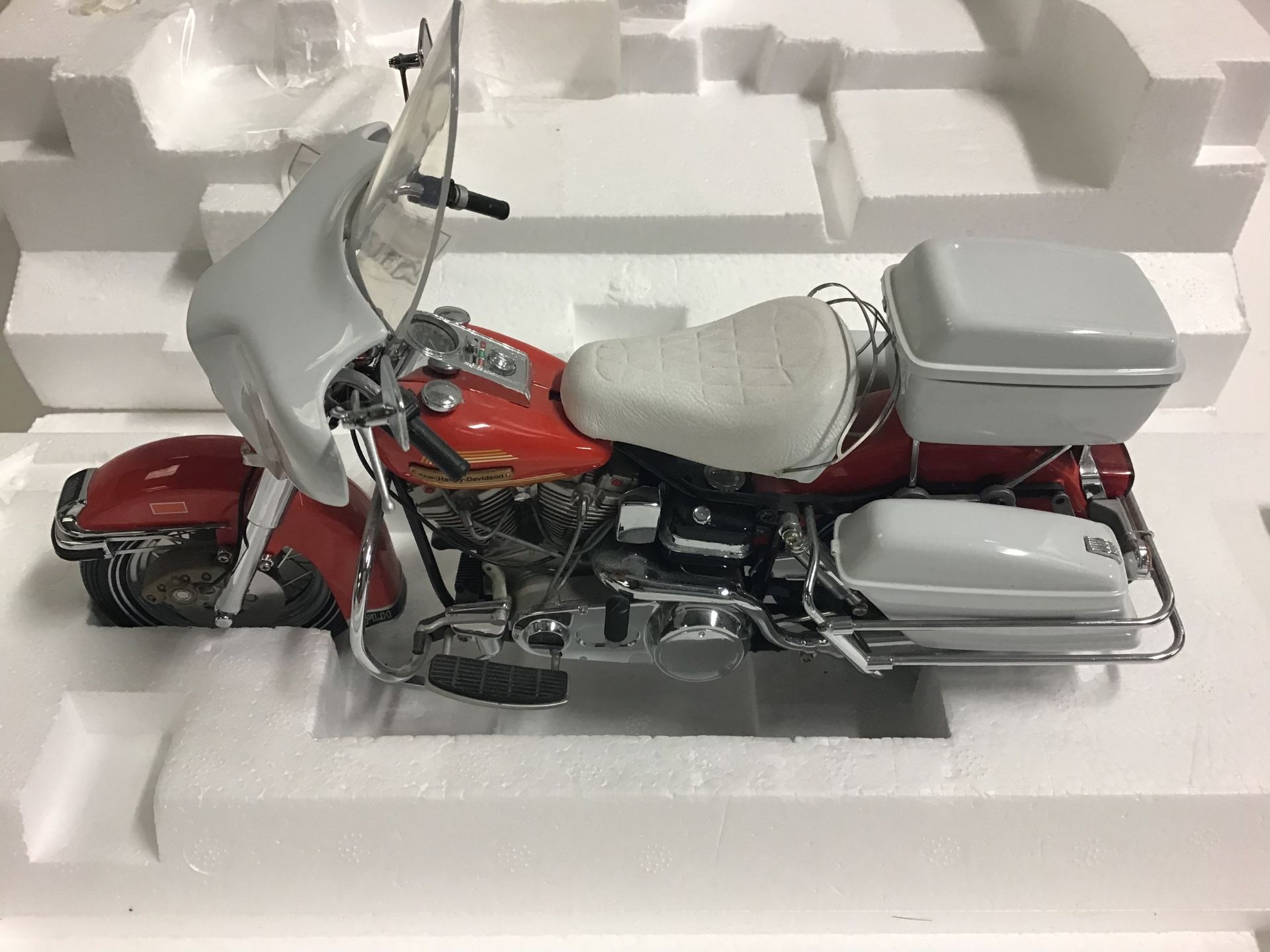 Franklin Mint 1:16 The Western Chuck Wagon and 1976 Harley Davidson Electra Glide Road Rally - Image 5 of 5