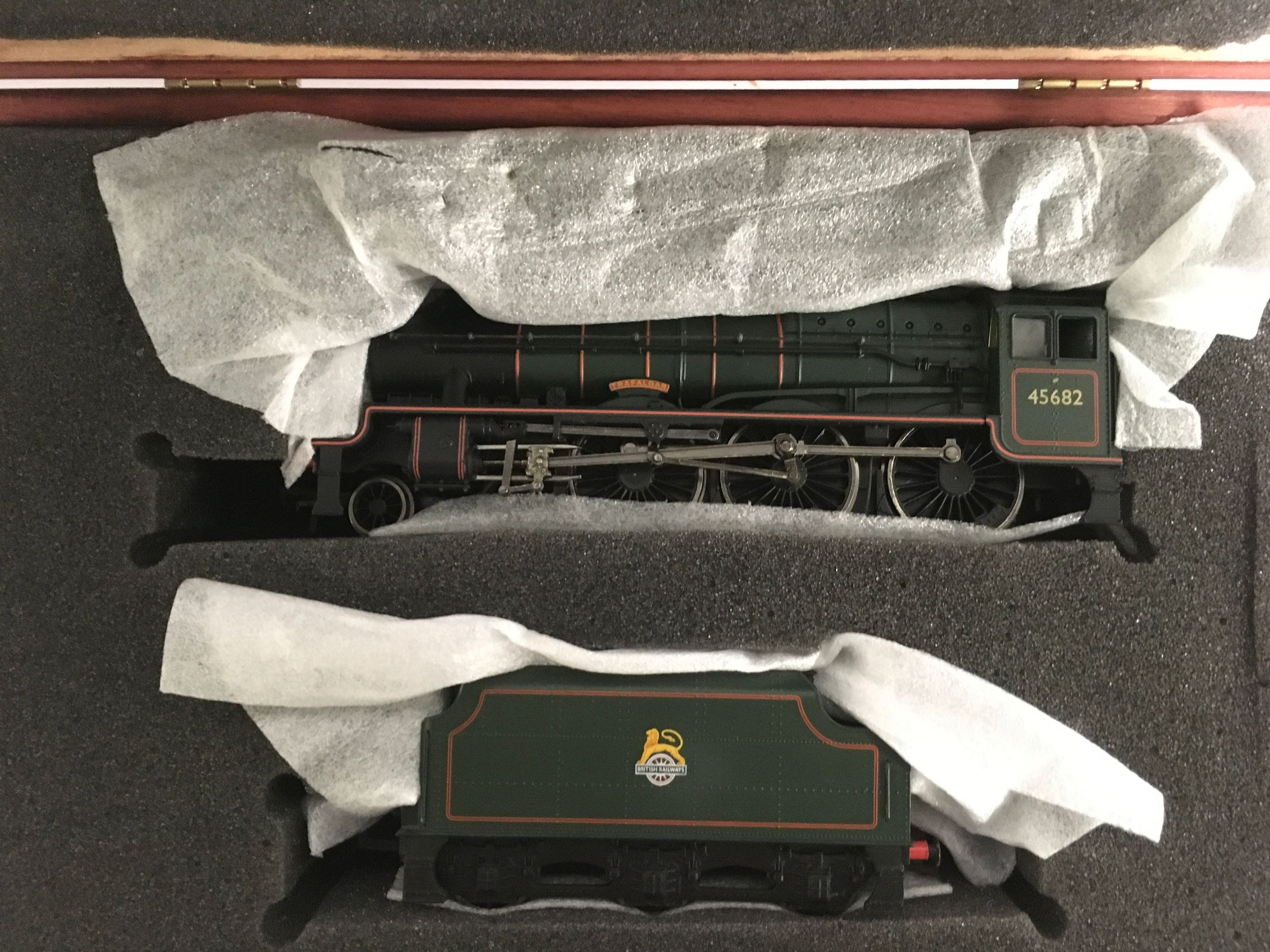 Bachmann OO Gauge Ref 31-150X Limited Edition Jubilee Class Loco consisting of a 4-6-0 Loco and - Image 2 of 2