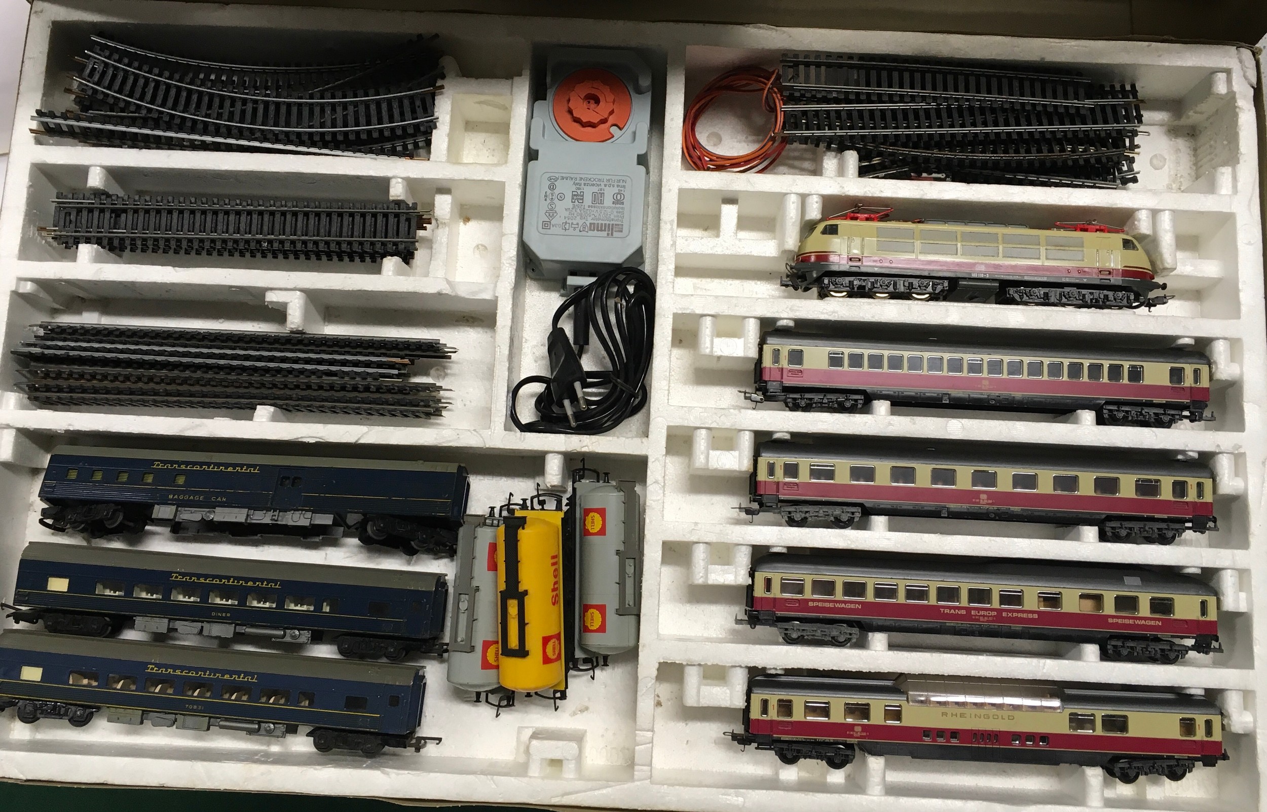 OO/HO gauge model railway group to include DB 103 110-3 Electric Locomotive with 3 passengers