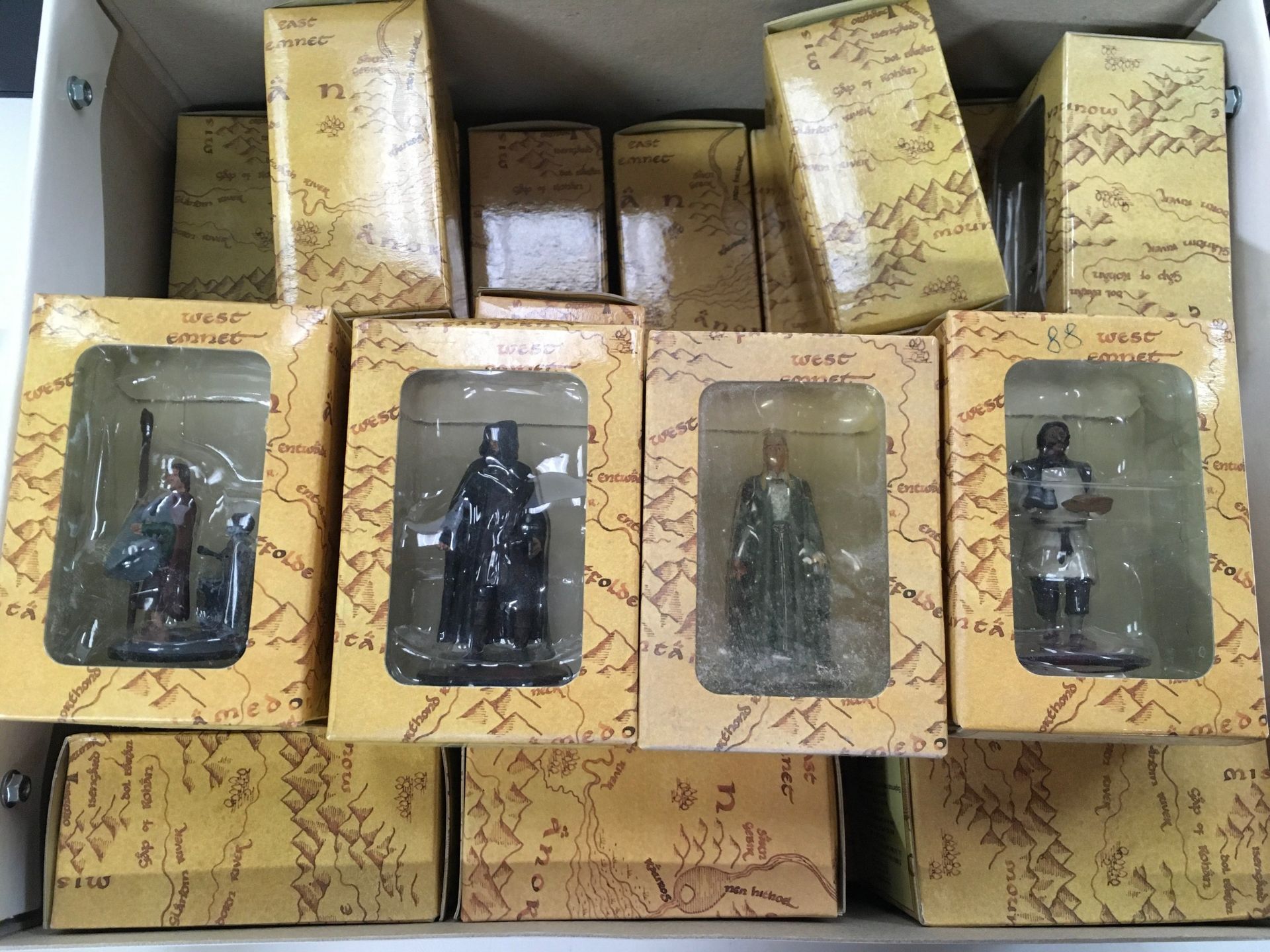 Lord of the Rings group to include 30 boxed figures, collectors cards, stickers and albums and PC - Image 3 of 6