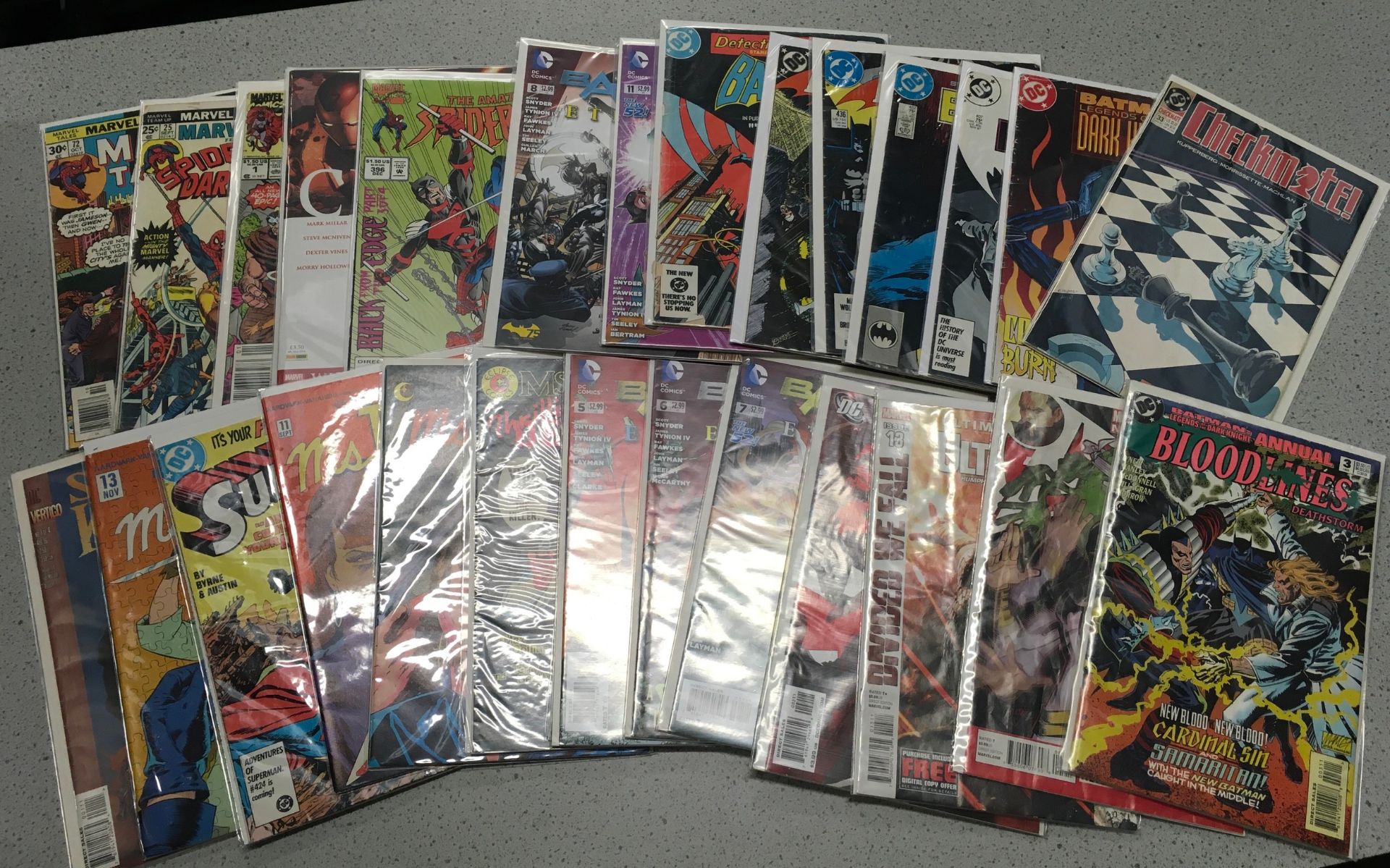 Approx 200+ comics to include Marvel, DC and others. (Only an array of comics pictured).
