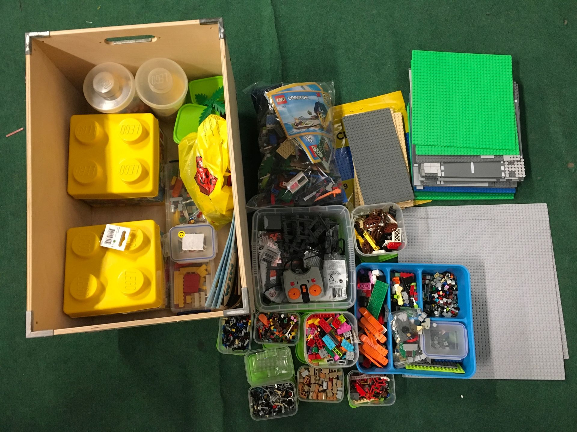 Collection of assorted Lego pieces to include large number baseplates.