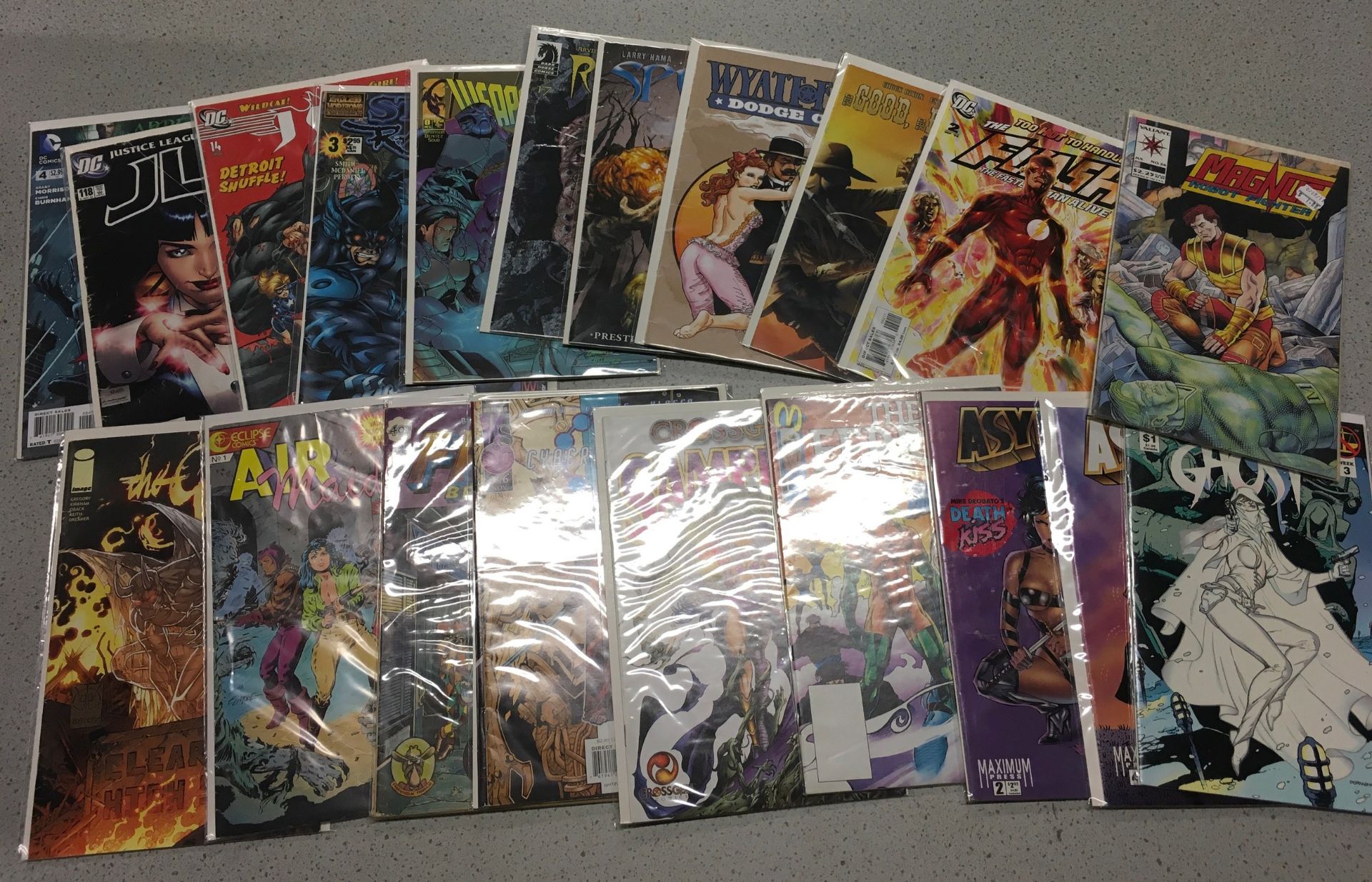 Approx 200+ comics to include DC, Marvel and others (only an array of comics pictured). - Image 3 of 5