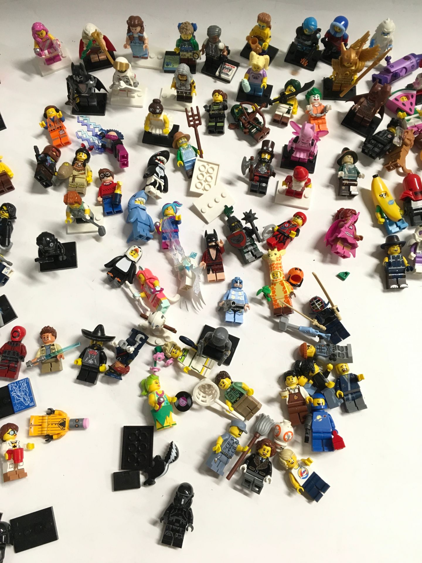 100+ Lego mini figures to include Star Wars, Batman, Wizard of Oz and others. - Image 3 of 4