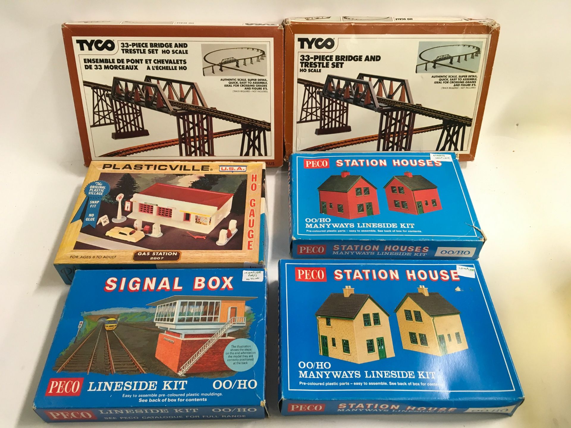 6 HO/OO gauge plastic model kits to include Tyco Bridge sets, Peco Station Houses etc.